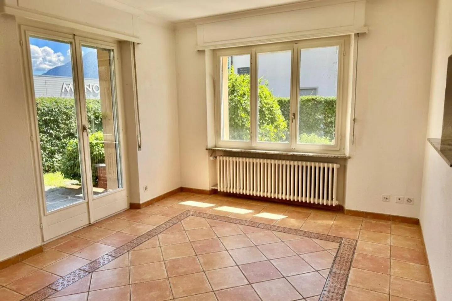 Maison bifamiliale avec des pièces spacieuses, garage et atelier - Photo 9 sur 12