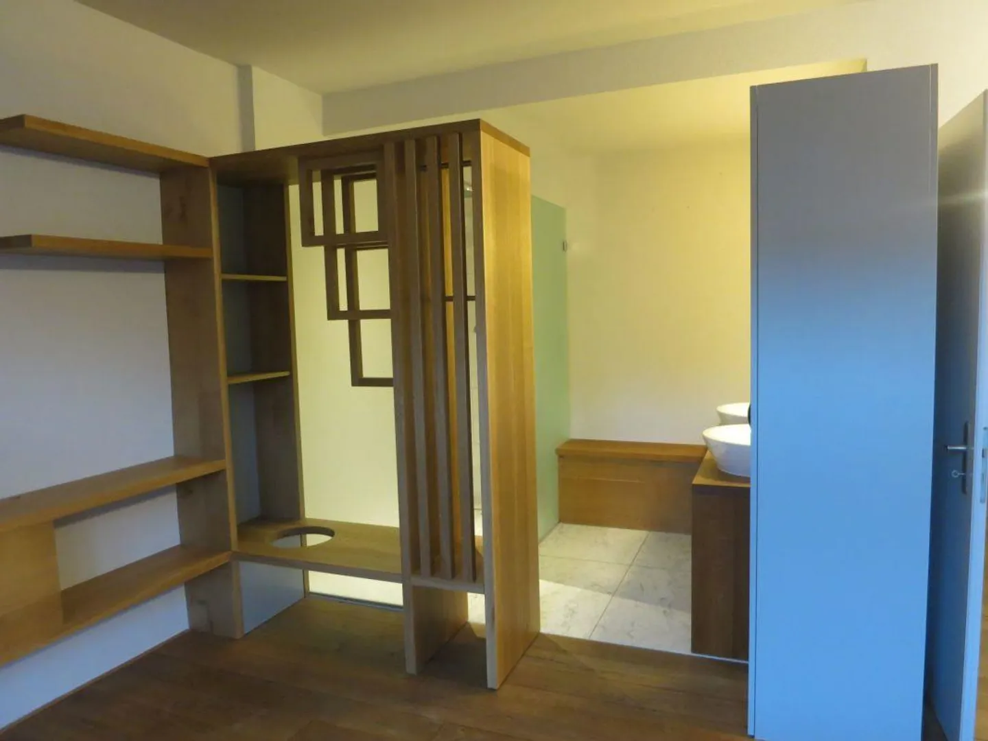 Appartement ancien attrayant de 3.0 pièces dans une propriété historique à un emplacement central - Photo 4 sur 9