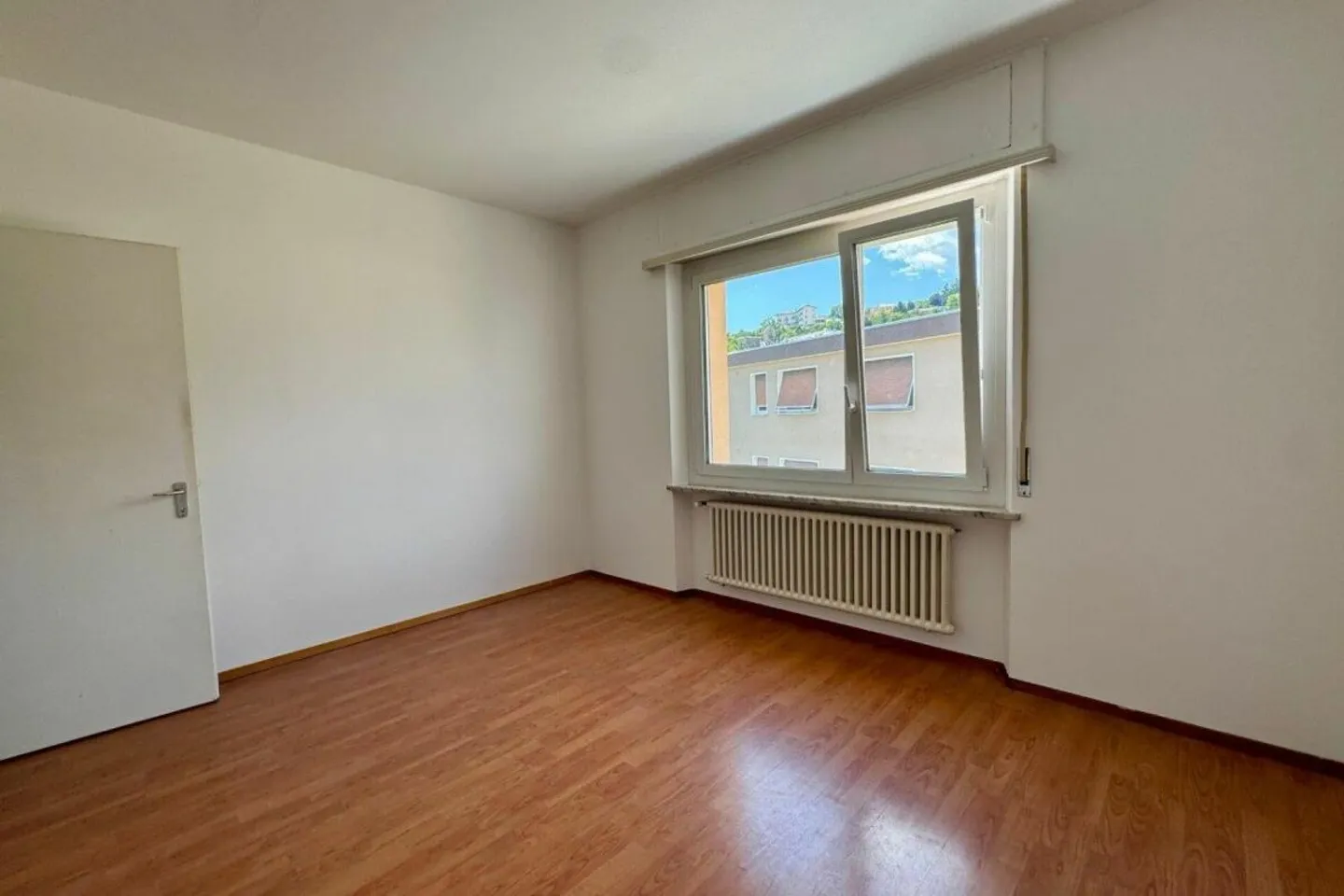 Maison bifamiliale avec des pièces spacieuses, garage et atelier - Photo 10 sur 12