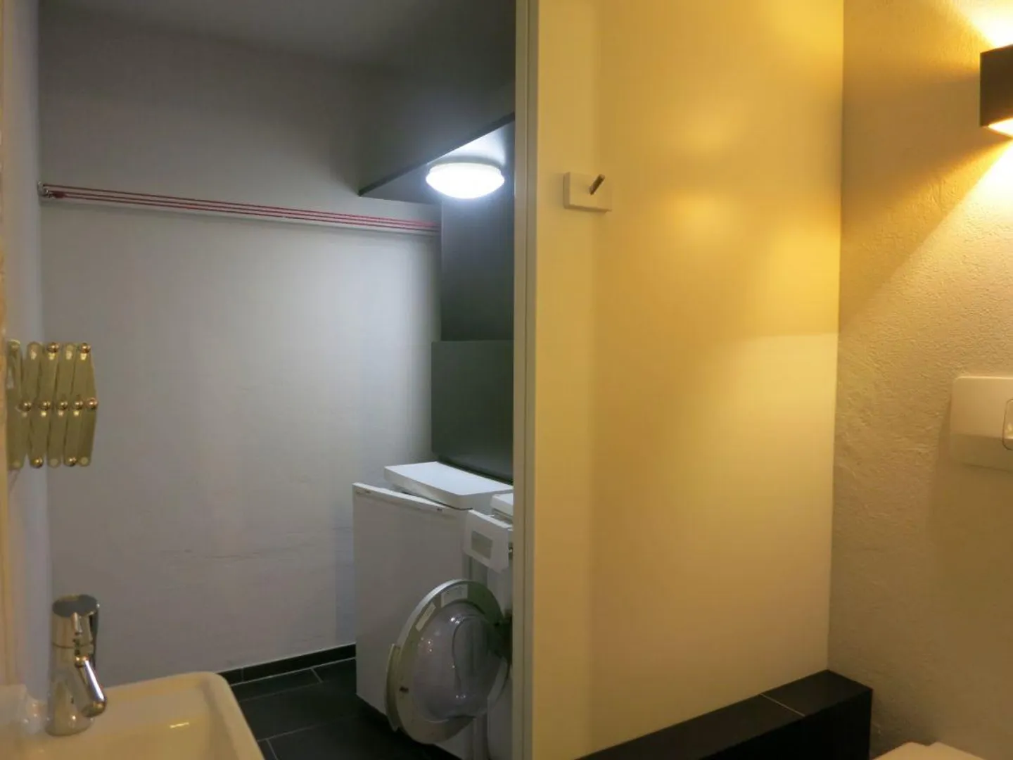 Appartement ancien attrayant de 3.0 pièces dans une propriété historique à un emplacement central - Photo 7 sur 9