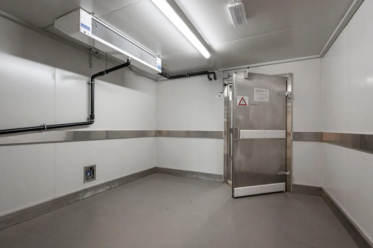 Espace de vente avec très bonne visibilité incluant un système de refroidissement - Rez-de-chaussée ! - Photo 9 sur 13