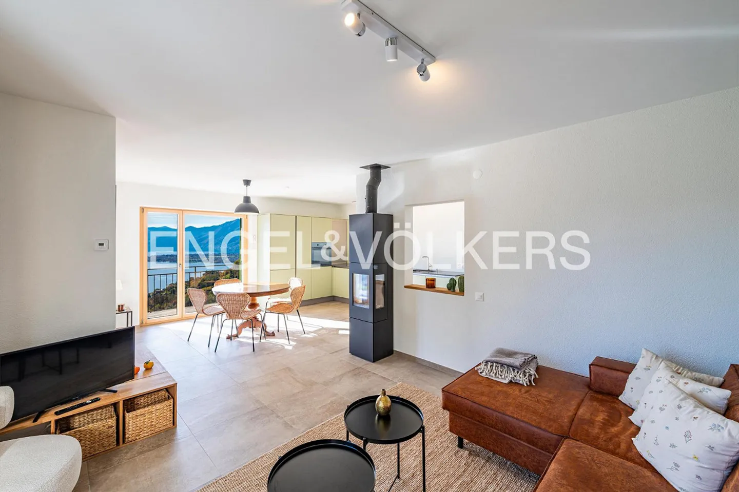 Sun-drenched Ticino house in idyllic hillside location (16) - Photo 4 of 14