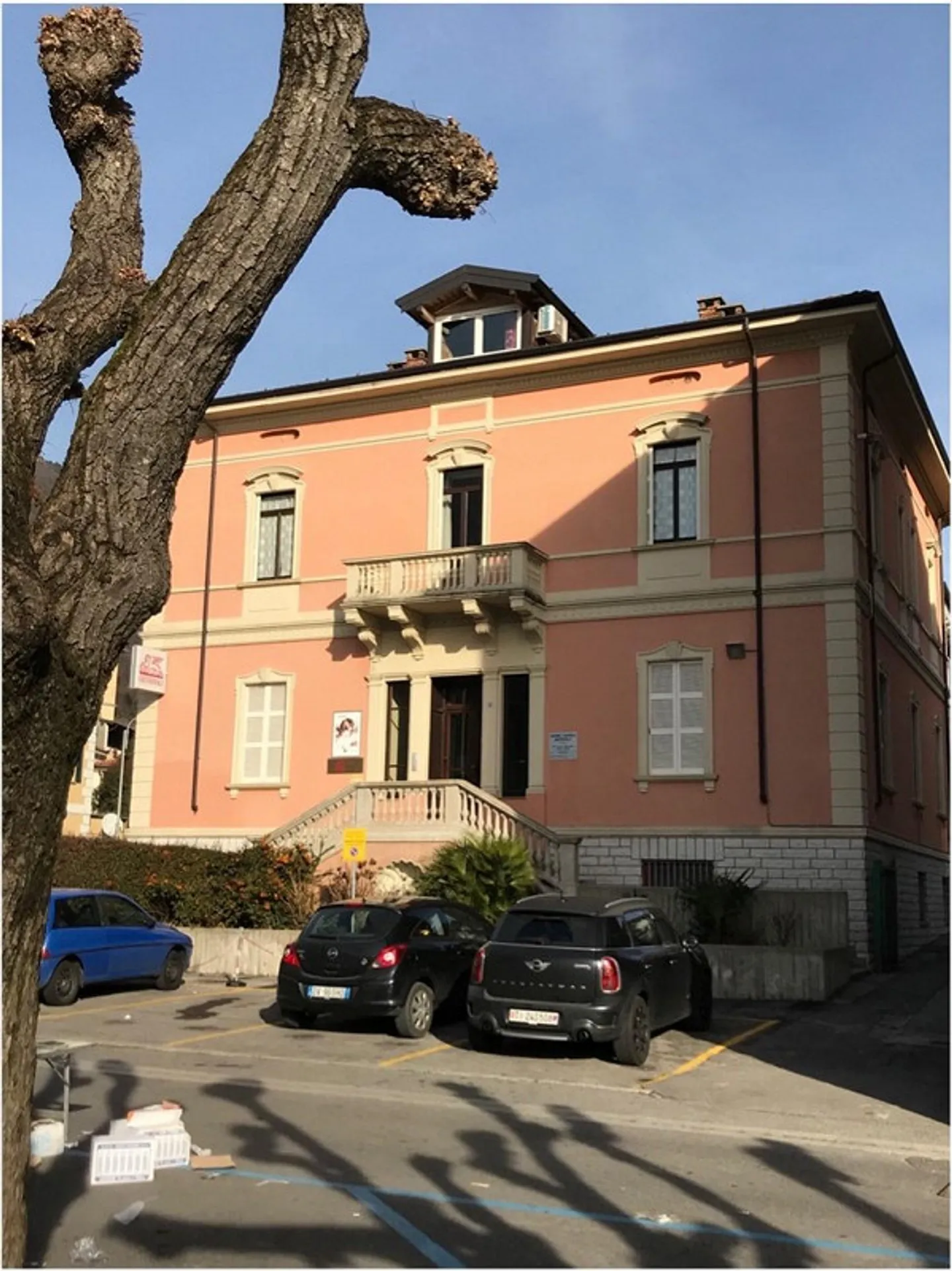 Charming Apartment with Lake View - Photo 11 of 12