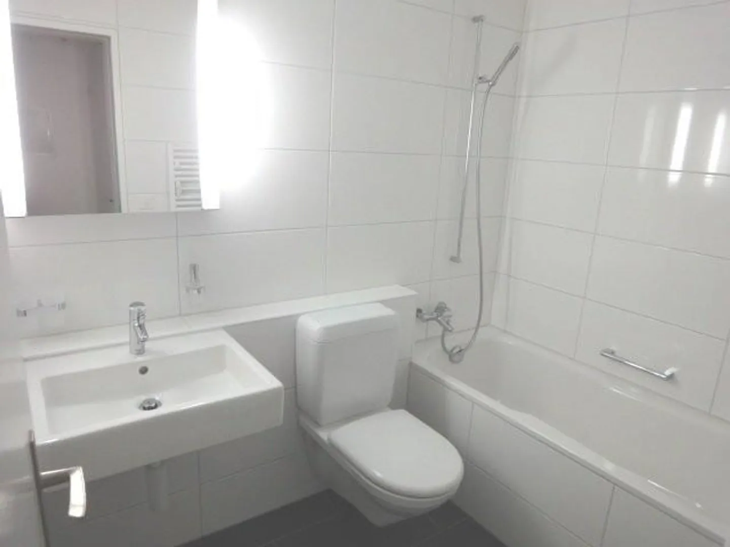 Modernes Apartment mit ruhigem Balkon - Foto 4 von 9