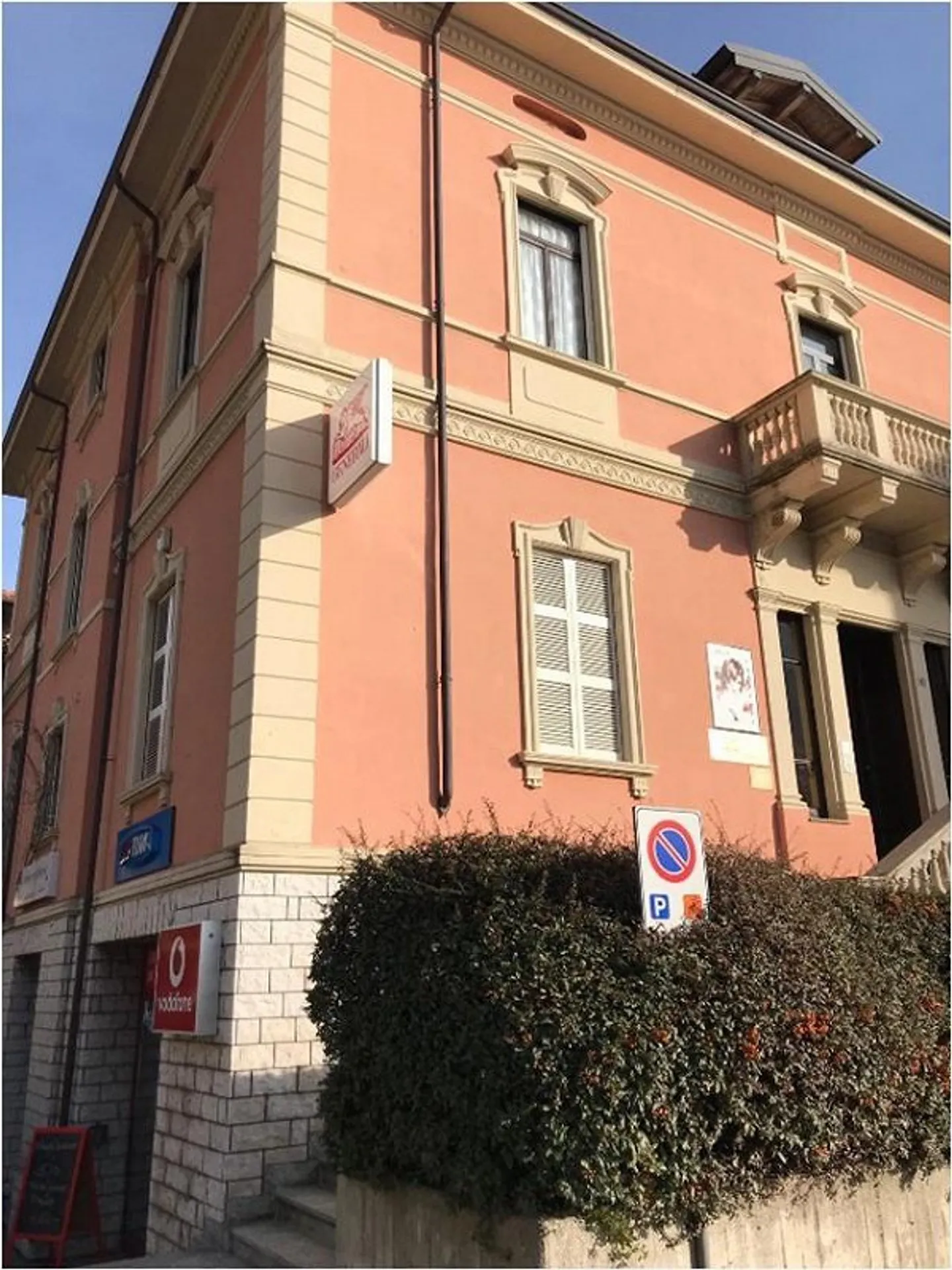 Charming Apartment with Lake View - Photo 12 of 12