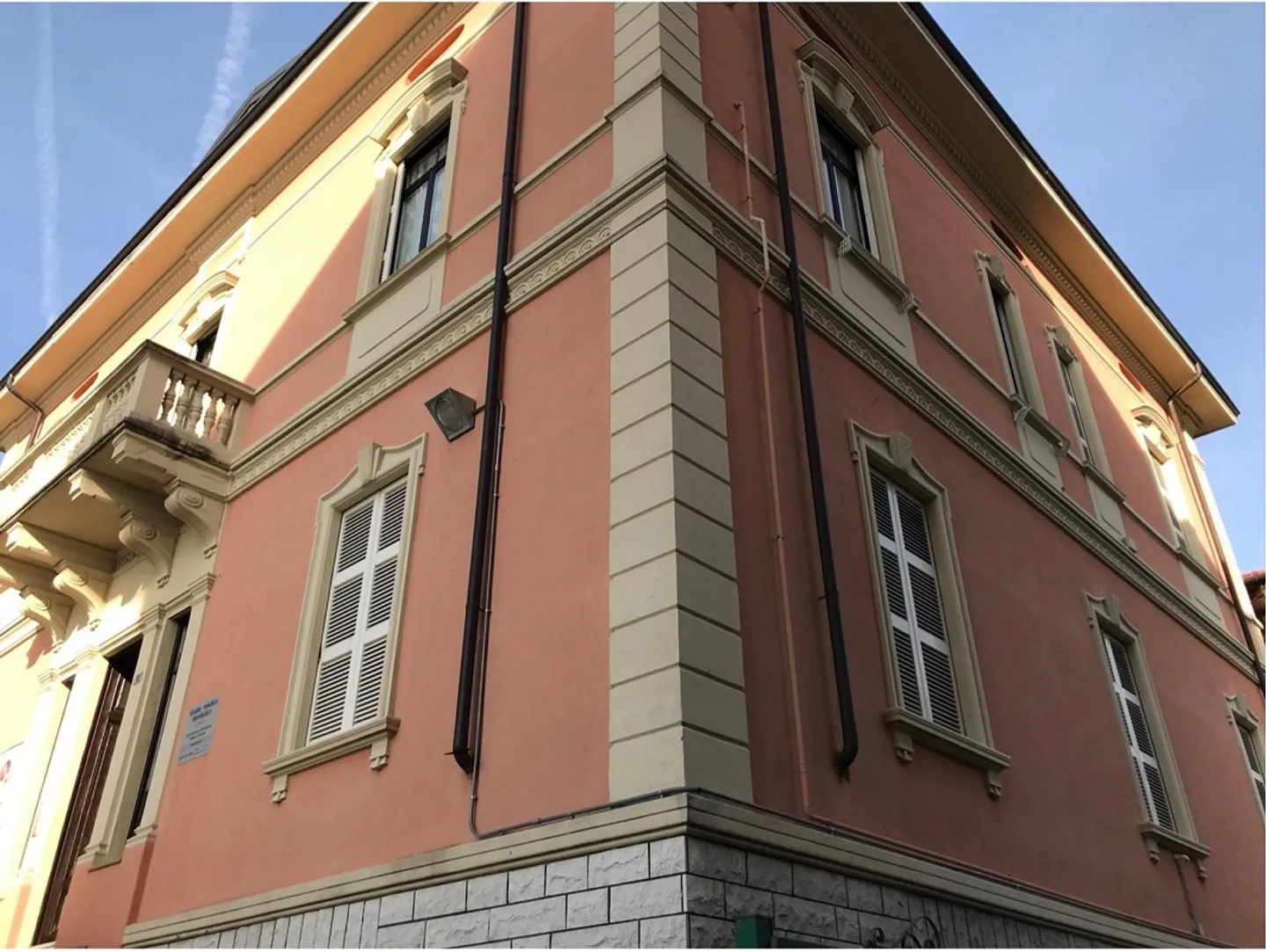 Charming Apartment with Lake View - Photo 10 of 12