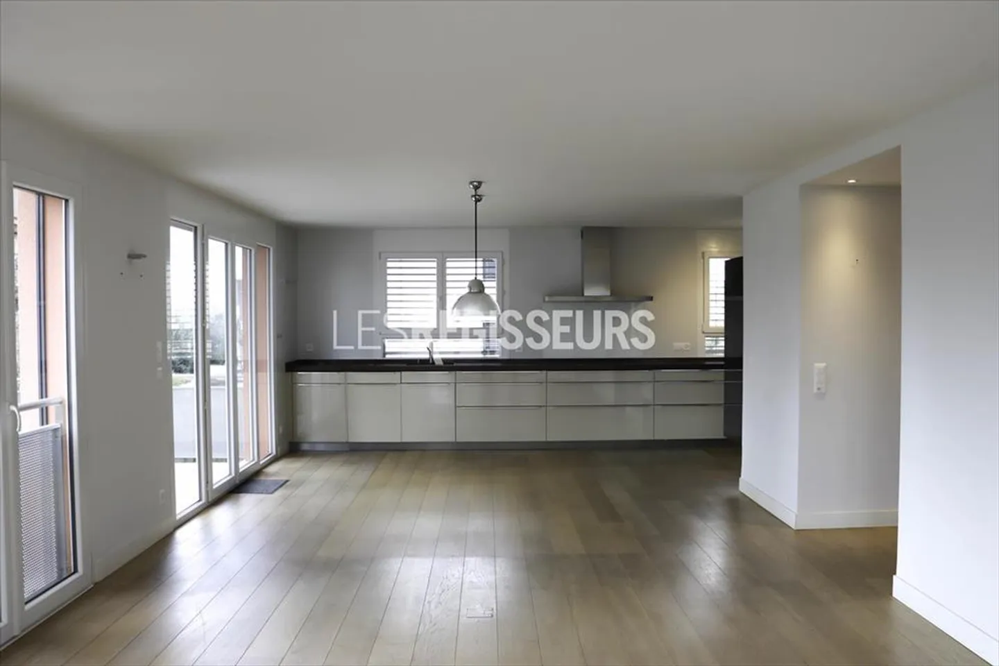 Geräumige 5-Zimmer-Wohnung in Perly, ideal für Familien, die eine ruhige Wohnumgebung suchen und gleichzeitig alle Annehmlichkeiten genießen möchten. - Foto 3 von 12