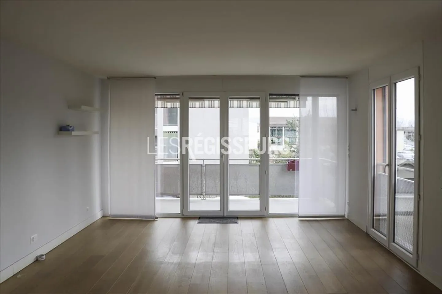 Geräumige 5-Zimmer-Wohnung in Perly, ideal für Familien, die eine ruhige Wohnumgebung suchen und gleichzeitig alle Annehmlichkeiten genießen möchten. - Foto 4 von 12