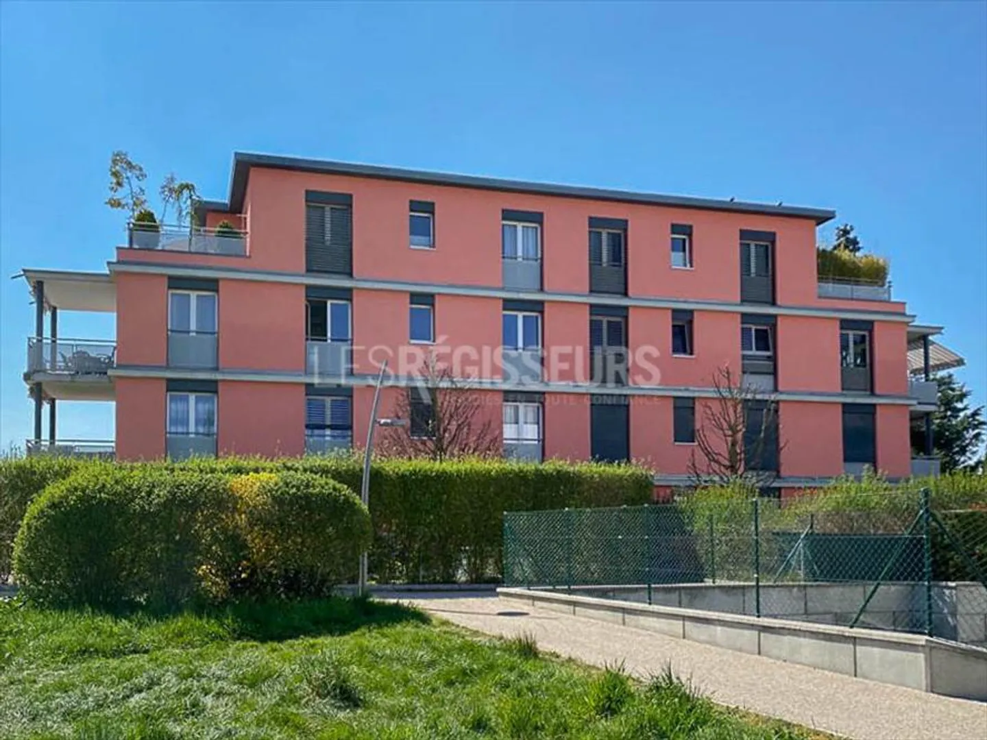 Geräumige 5-Zimmer-Wohnung in Perly, ideal für Familien, die eine ruhige Wohnumgebung suchen und gleichzeitig alle Annehmlichkeiten genießen möchten. - Foto 1 von 12