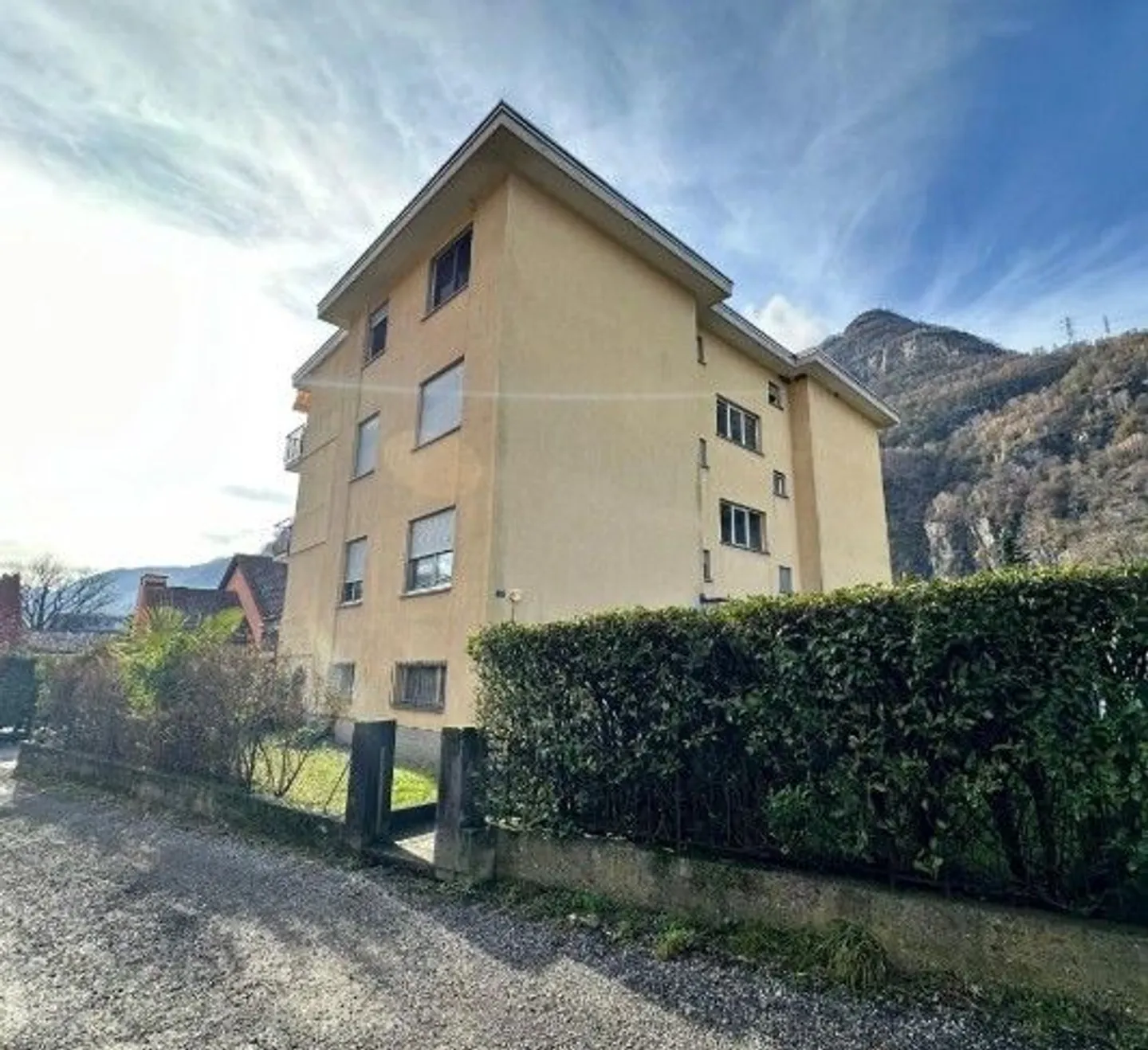 Appartamento all'asta con posto auto - Foto 2 di 13