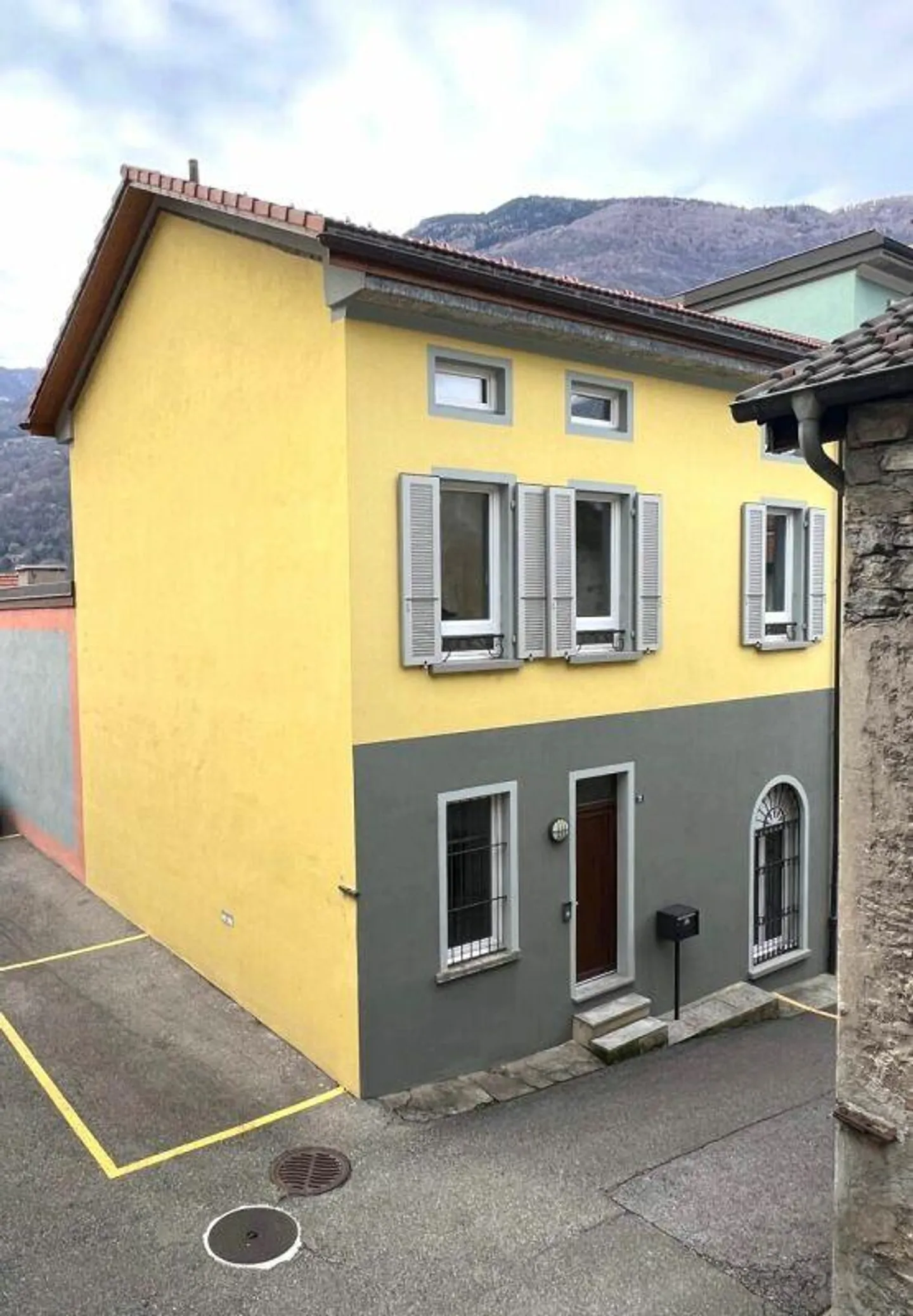 SINGLE-FAMILY HOUSE 4.5 ROOMS - RENOVATED - Photo 1 of 8