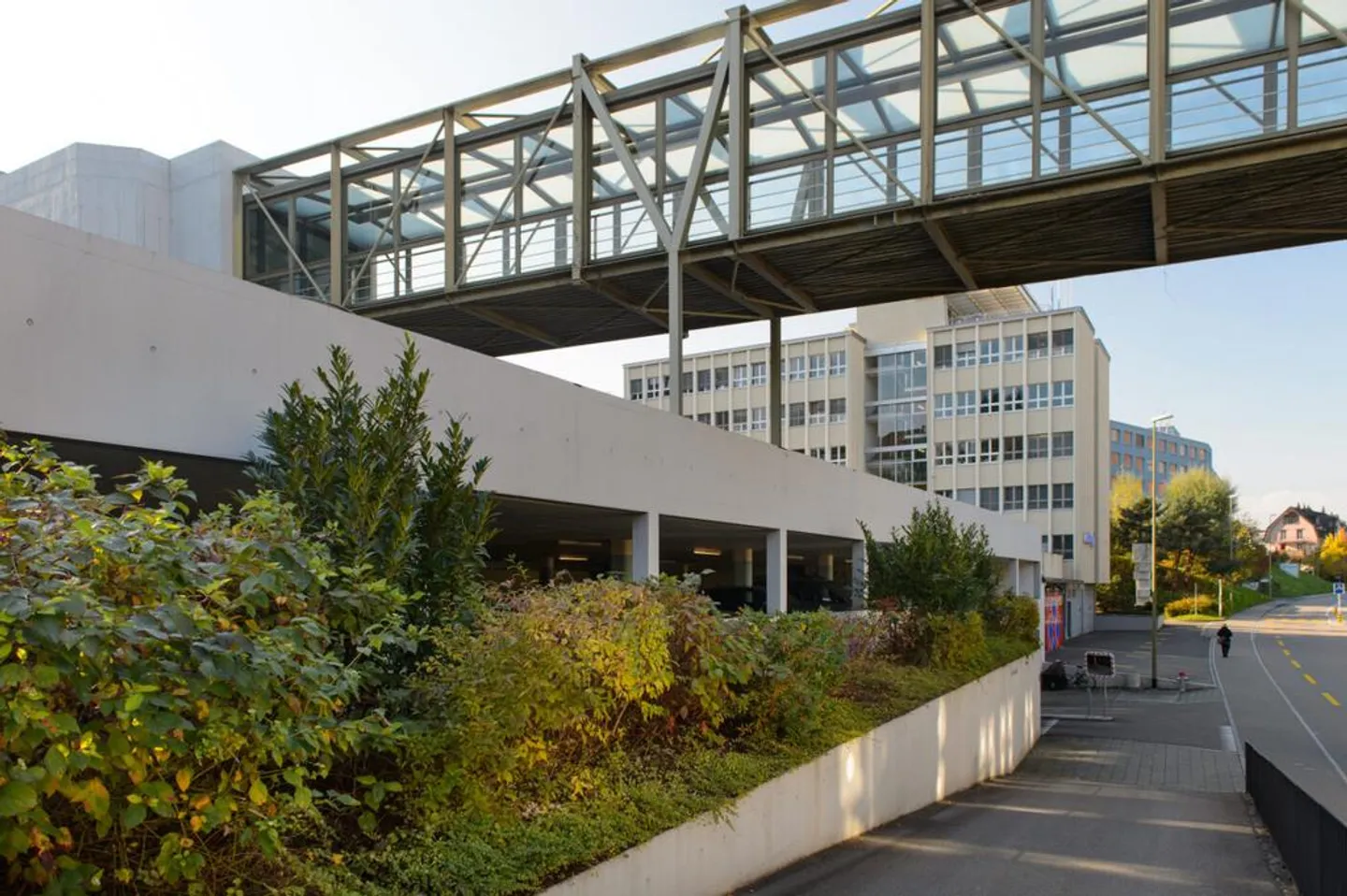 Place de stationnement directement à la gare de Horgen, idéale pour les navetteurs et les résidents - Photo 1 sur 2
