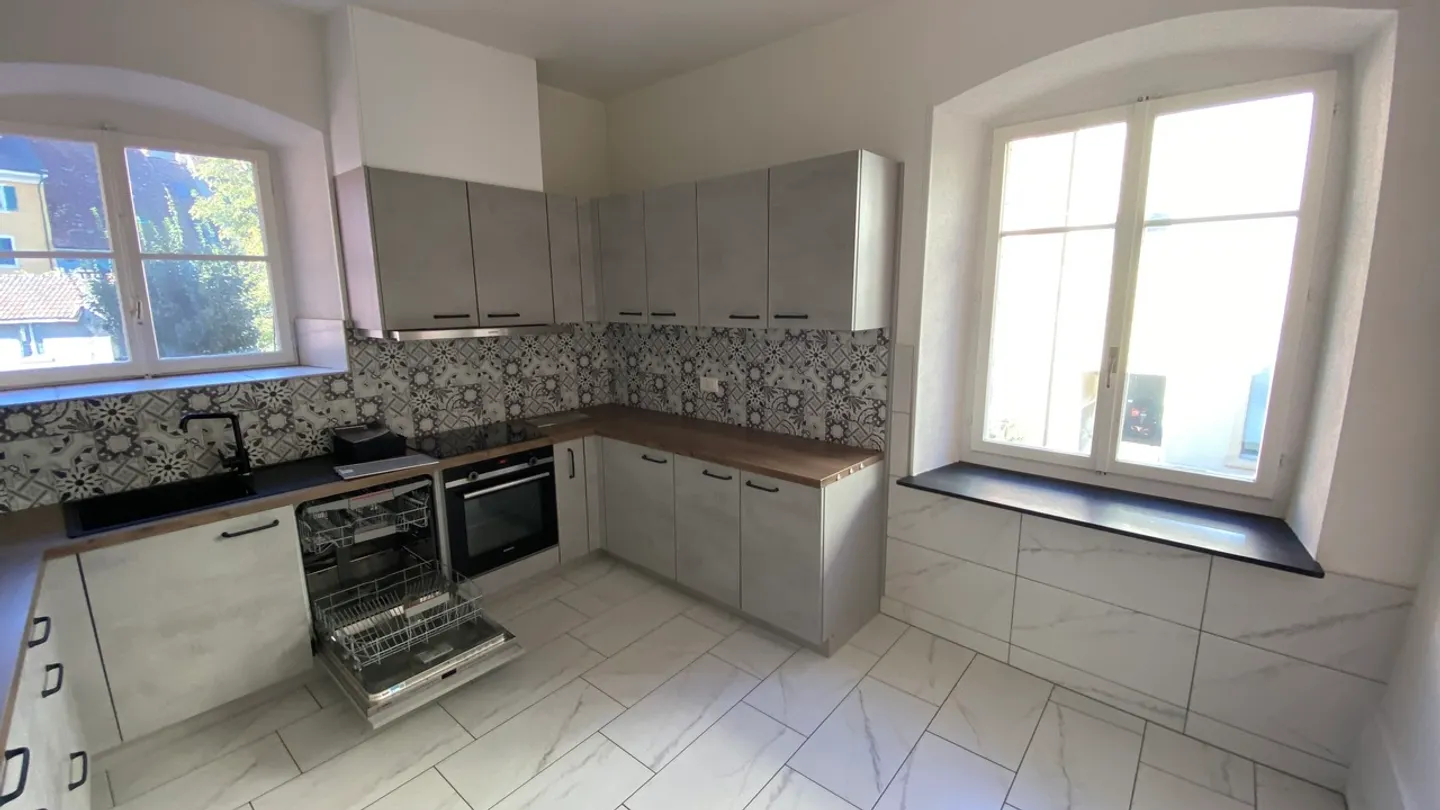 Charming 5.5-Room Apartment - Photo 2 of 17