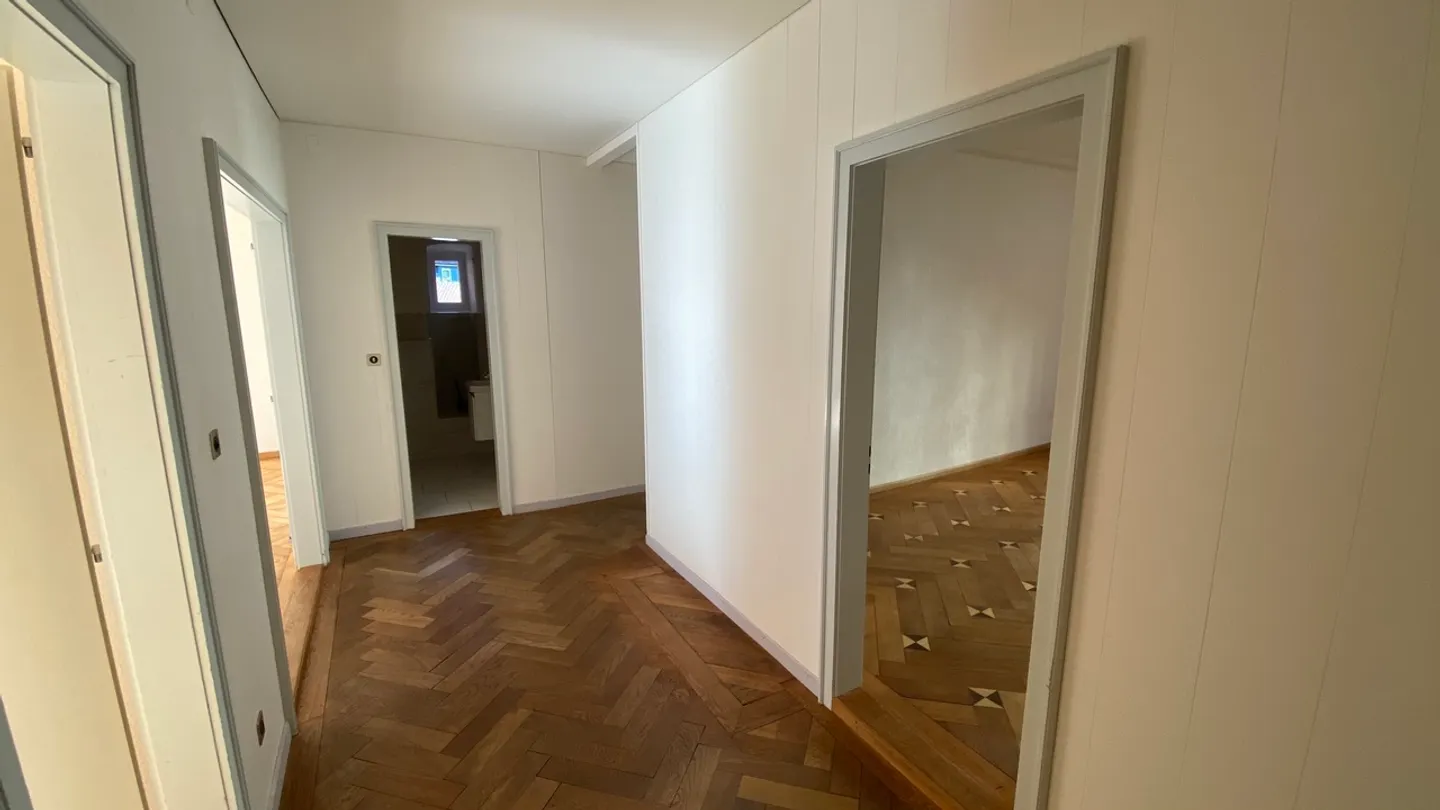 Charming 5.5-Room Apartment - Photo 5 of 17