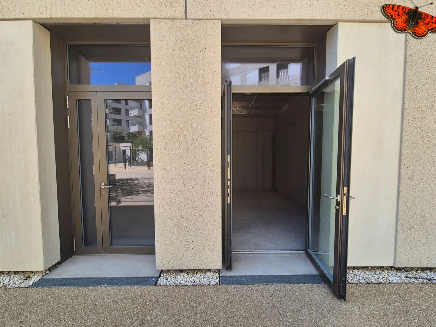 ROHE GLASFLÄCHE VON 25M² - Vor dem Bahnhof Romont! - Foto 2 von 6