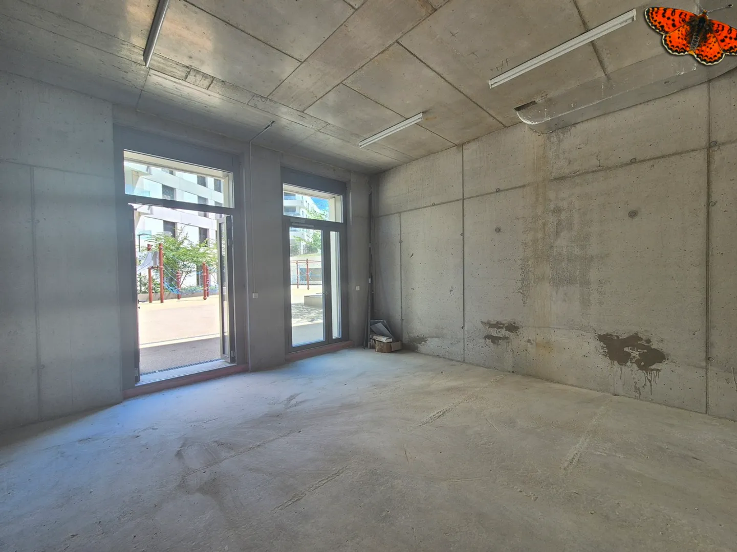 ROHE GLASFLÄCHE VON 25M² - Vor dem Bahnhof Romont! - Foto 4 von 6