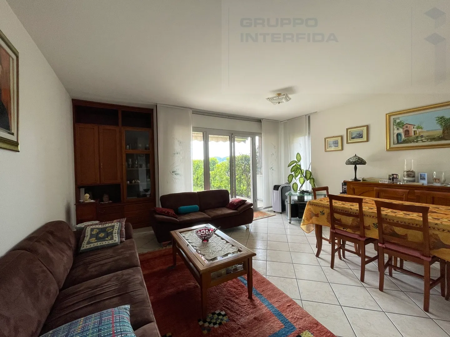 4,5 Lokale mit Garten und Schwimmbad, Parkplatz und Keller - Foto 2 von 12
