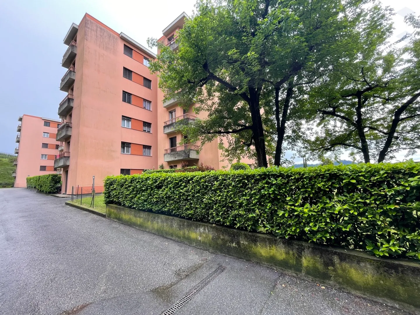 4,5 Lokale mit Garten und Schwimmbad, Parkplatz und Keller - Foto 1 von 12