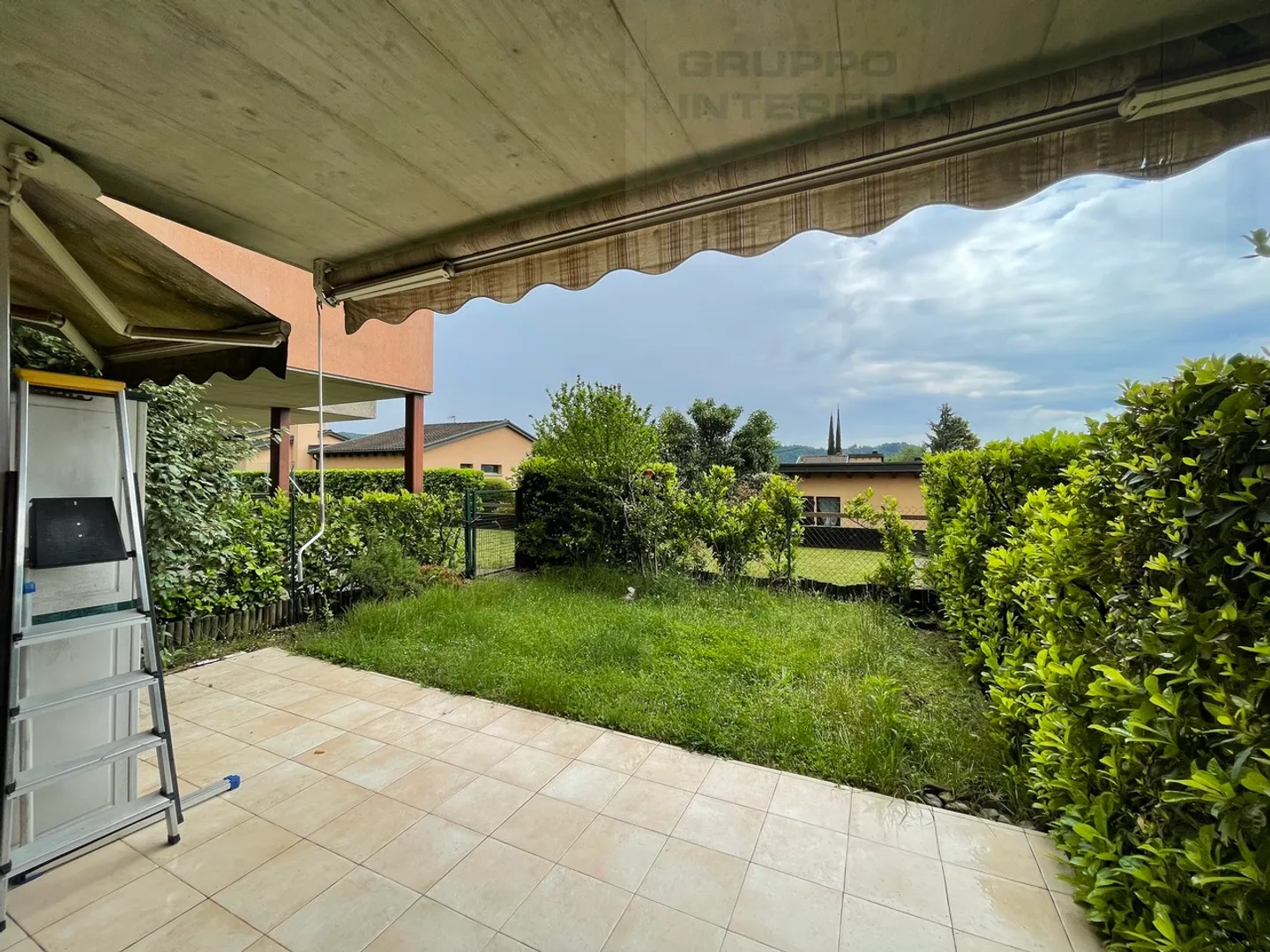 4,5 Lokale mit Garten und Schwimmbad, Parkplatz und Keller - Foto 4 von 12