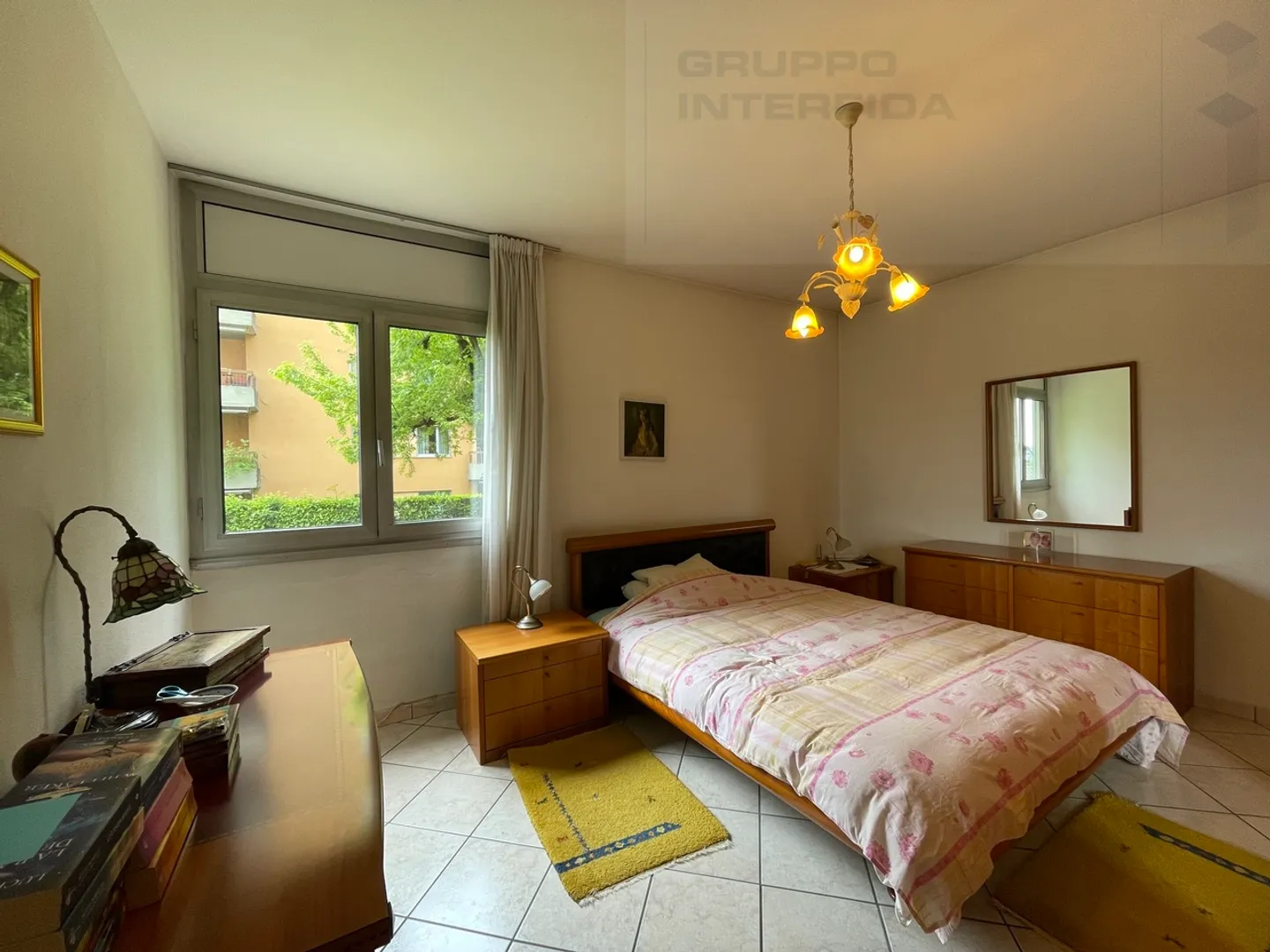 4,5 Lokale mit Garten und Schwimmbad, Parkplatz und Keller - Foto 7 von 12