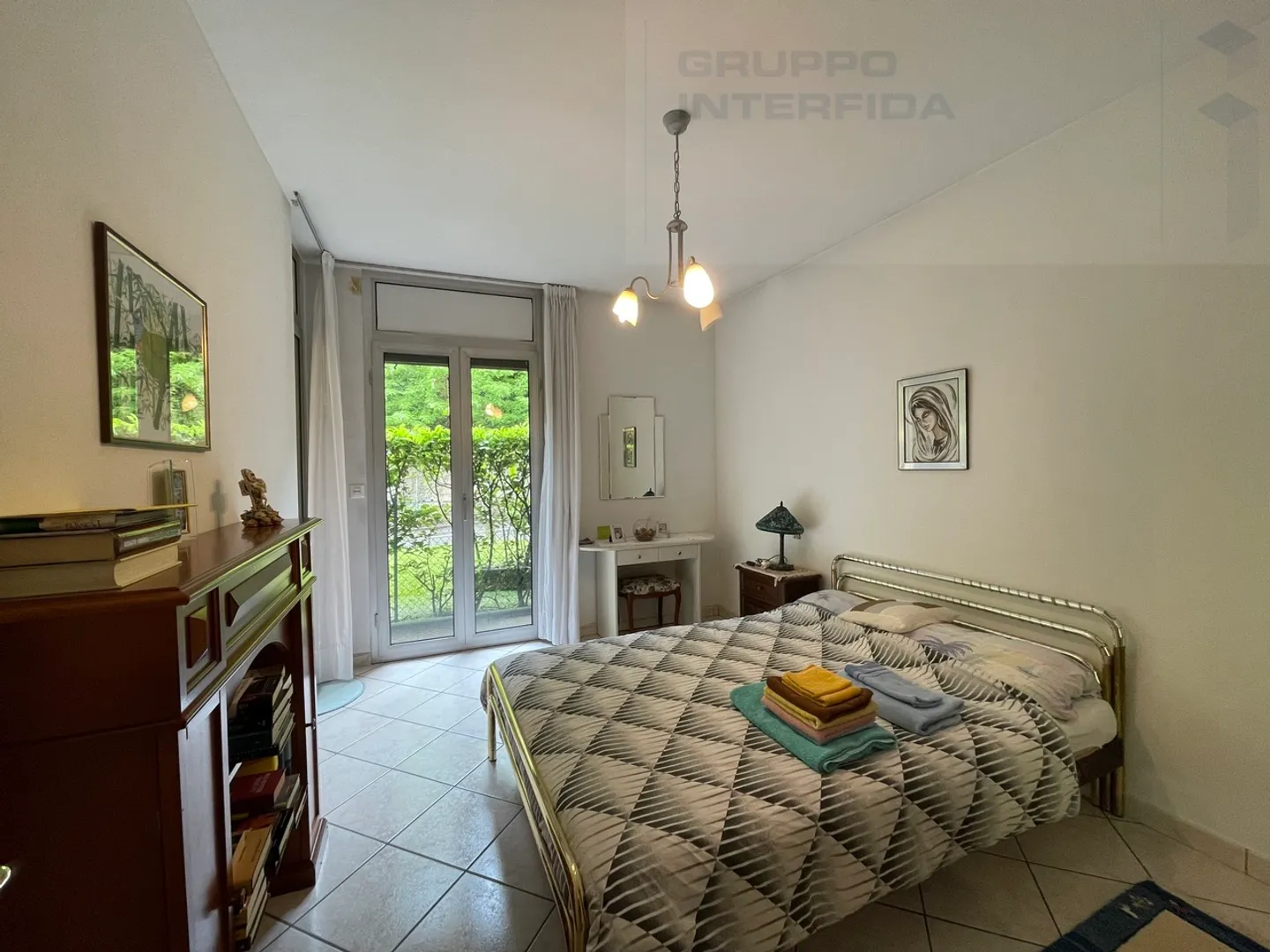 4,5 Lokale mit Garten und Schwimmbad, Parkplatz und Keller - Foto 8 von 12