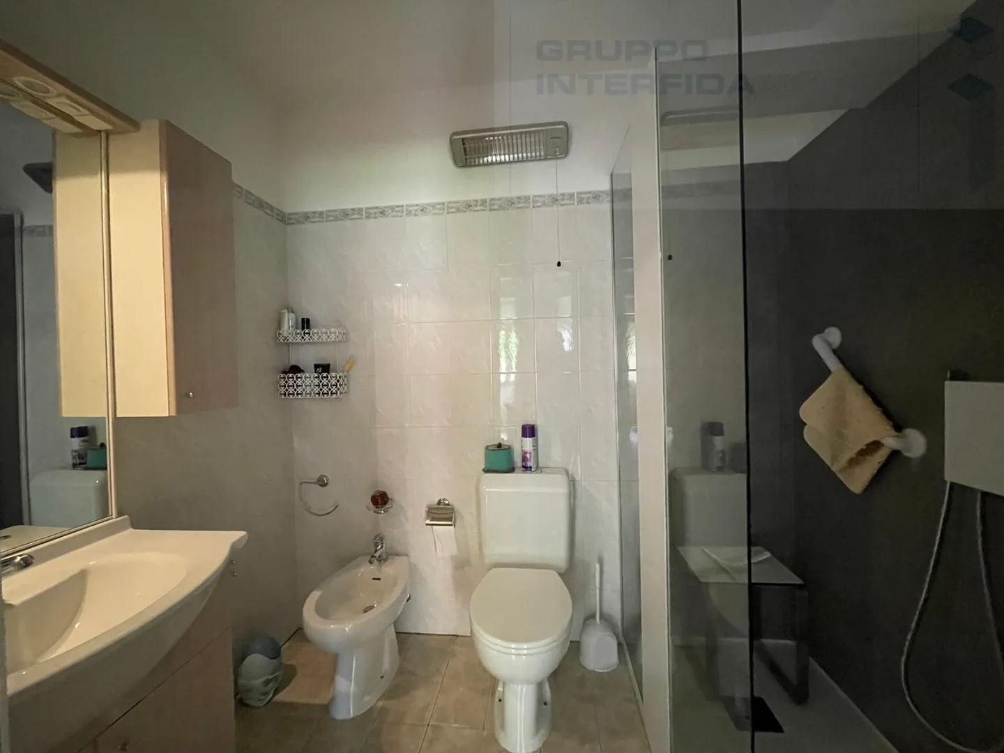 4,5 Lokale mit Garten und Schwimmbad, Parkplatz und Keller - Foto 10 von 12