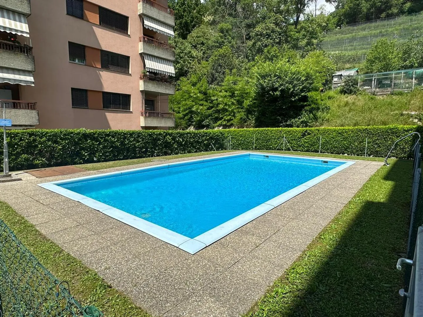 4,5 Lokale mit Garten und Schwimmbad, Parkplatz und Keller - Foto 11 von 12