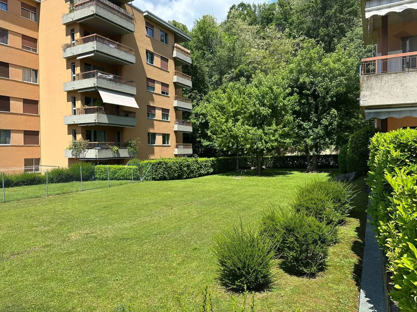 4,5 Lokale mit Garten und Schwimmbad, Parkplatz und Keller - Foto 12 von 12