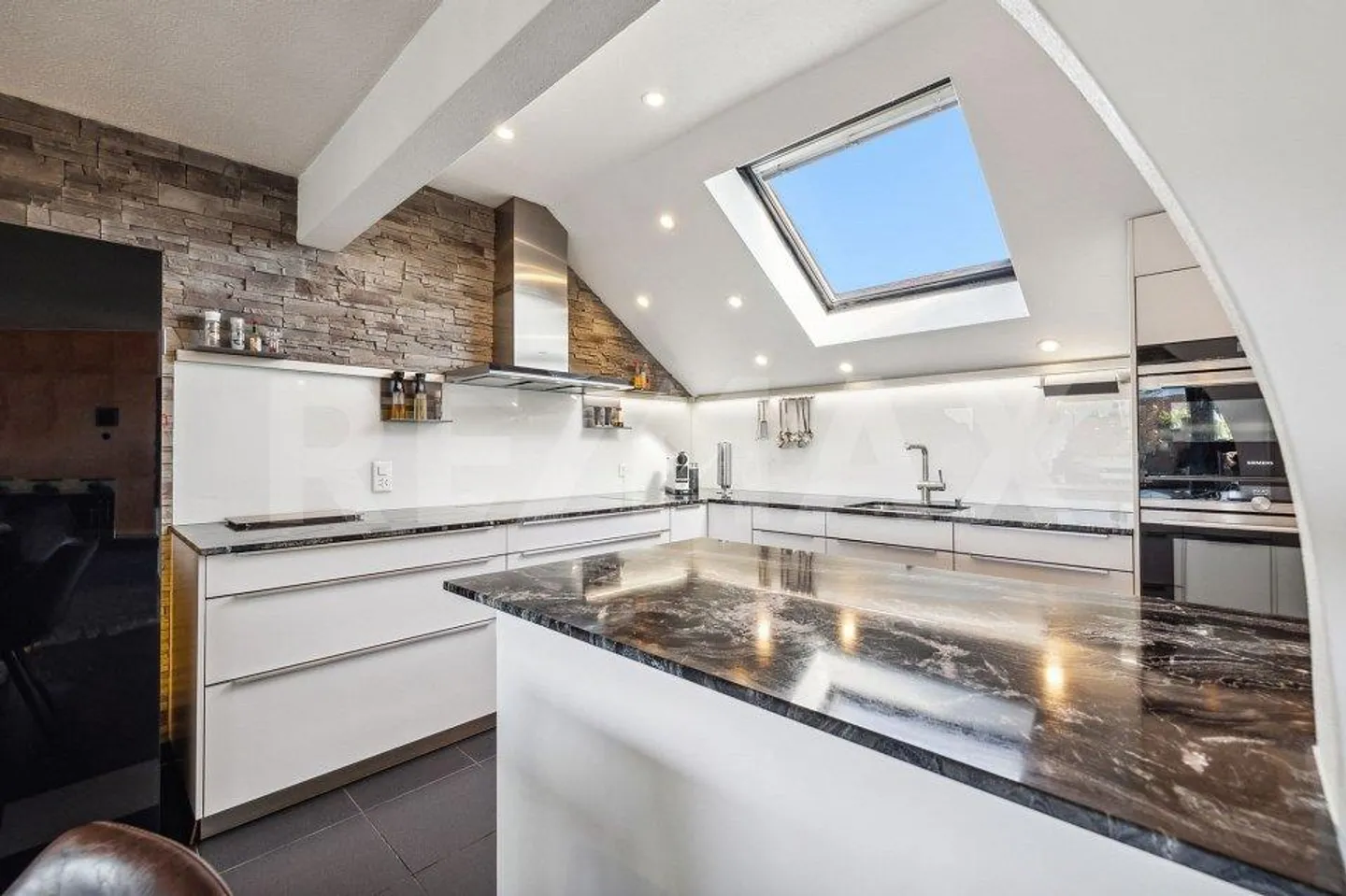 4 ½ - Room Maisonette Apartment with Flair and Scenic Views - Photo 7 of 13