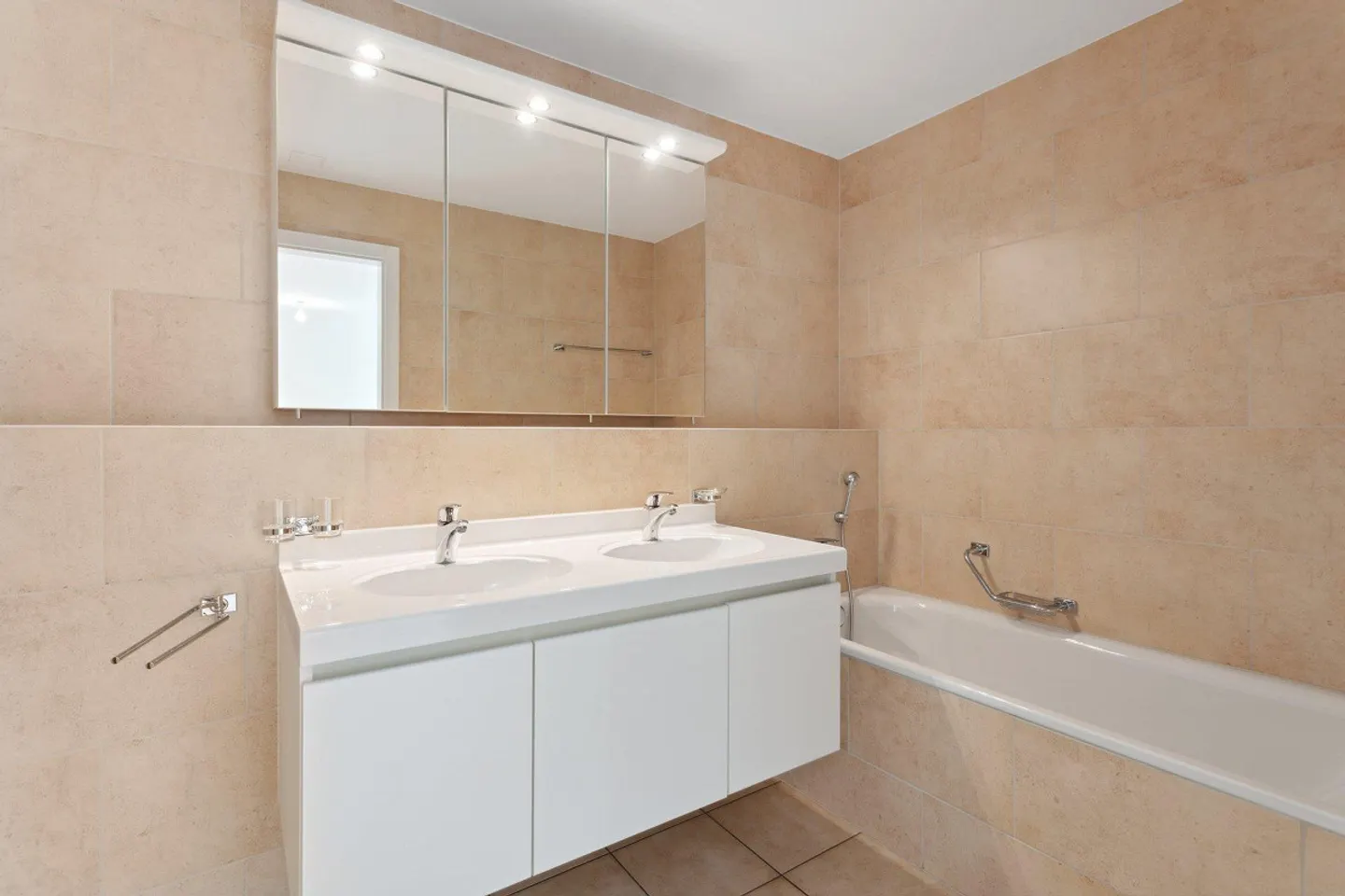 A modern apartment with everything you need - Photo 4 of 9