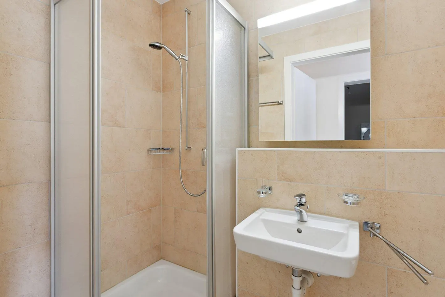 A modern apartment with everything you need - Photo 3 of 9