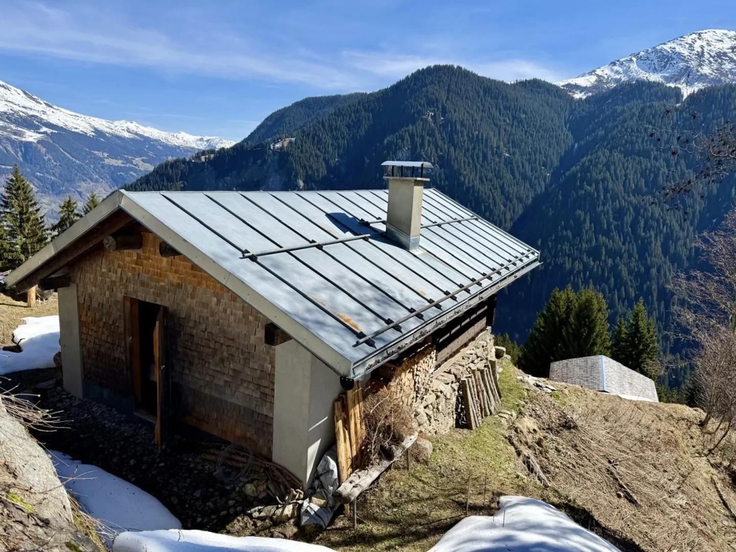 Summit-surrounded panoramic location - Photo 4 of 10