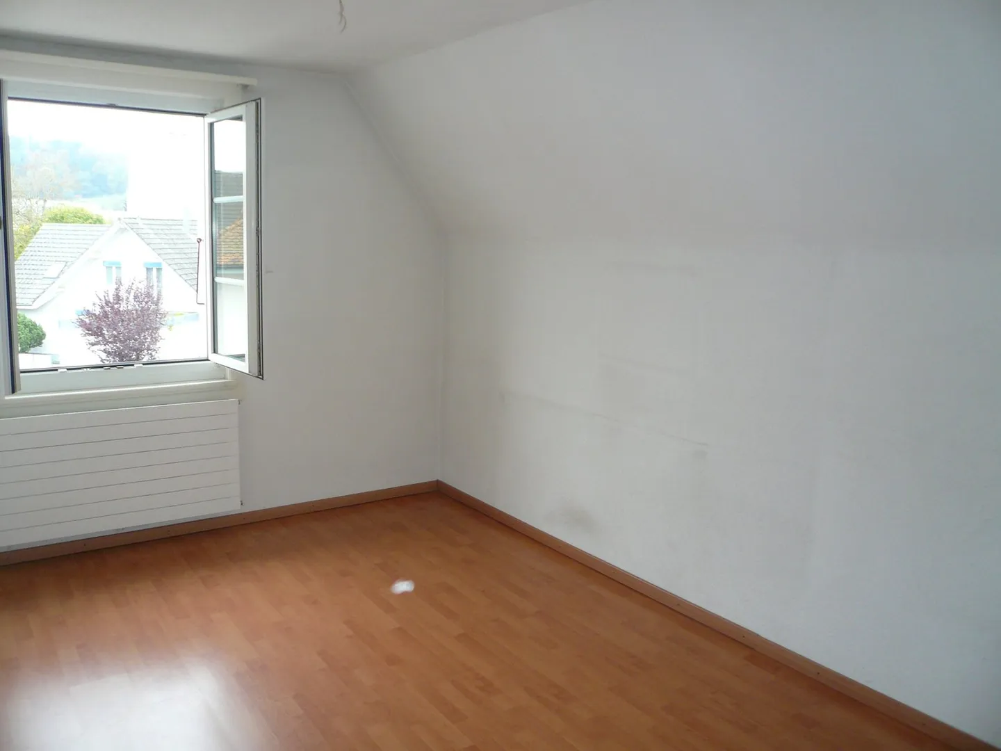 Bel appartement de 4,5 pièces à louer avec balcon ensoleillé - Photo 4 sur 9