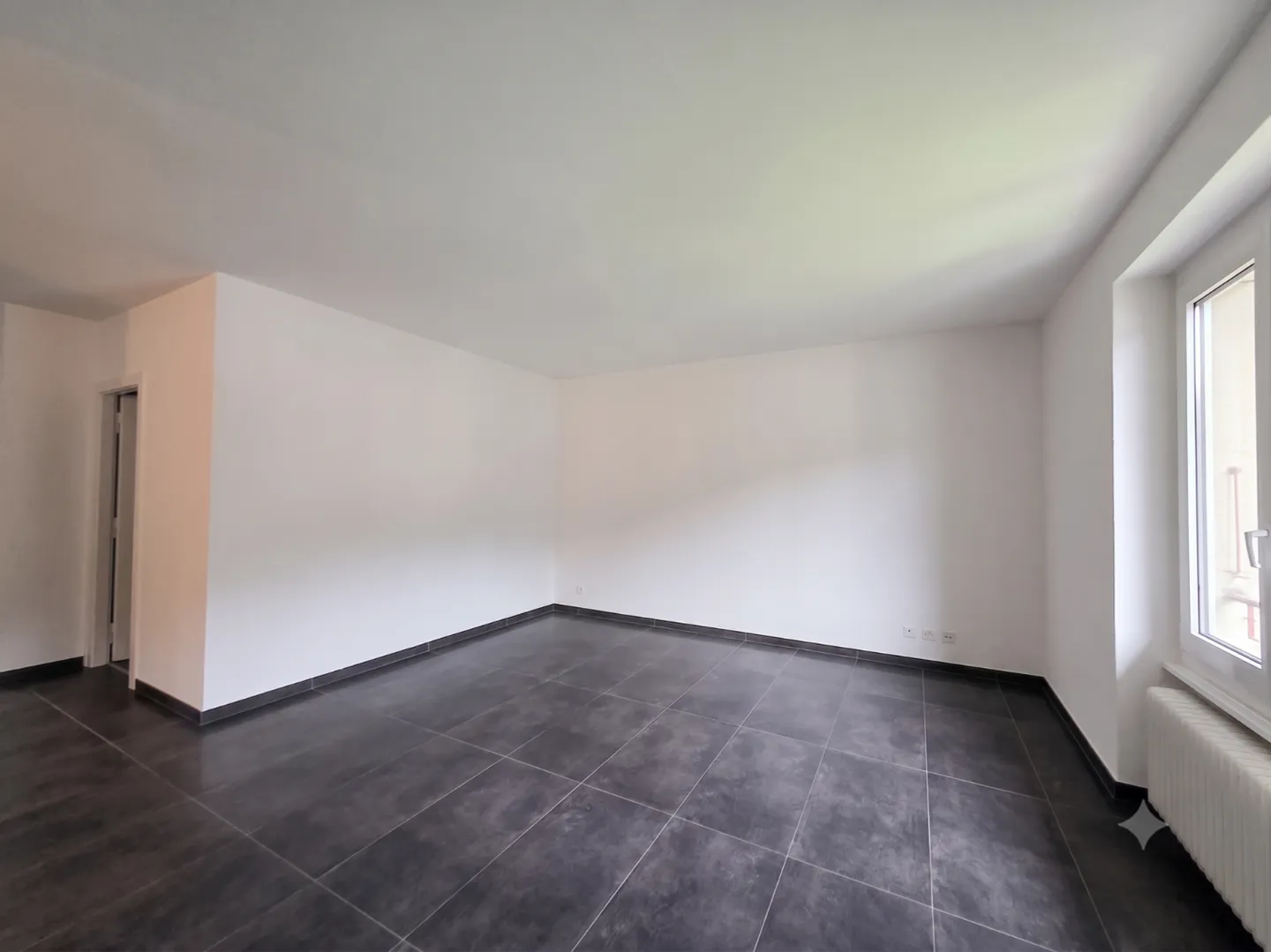 Bel appartement de 3,5 pièces moderne et lumineux avec balcon - Le Locle - Photo 2 sur 5