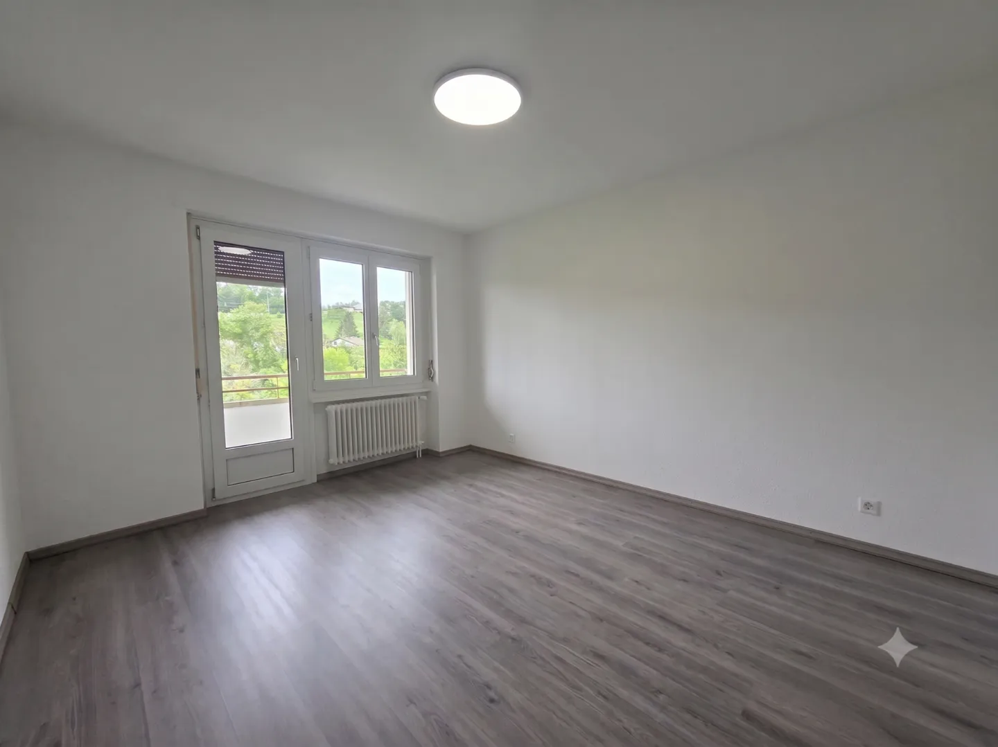 Bel appartement de 3,5 pièces moderne et lumineux avec balcon - Le Locle - Photo 3 sur 5