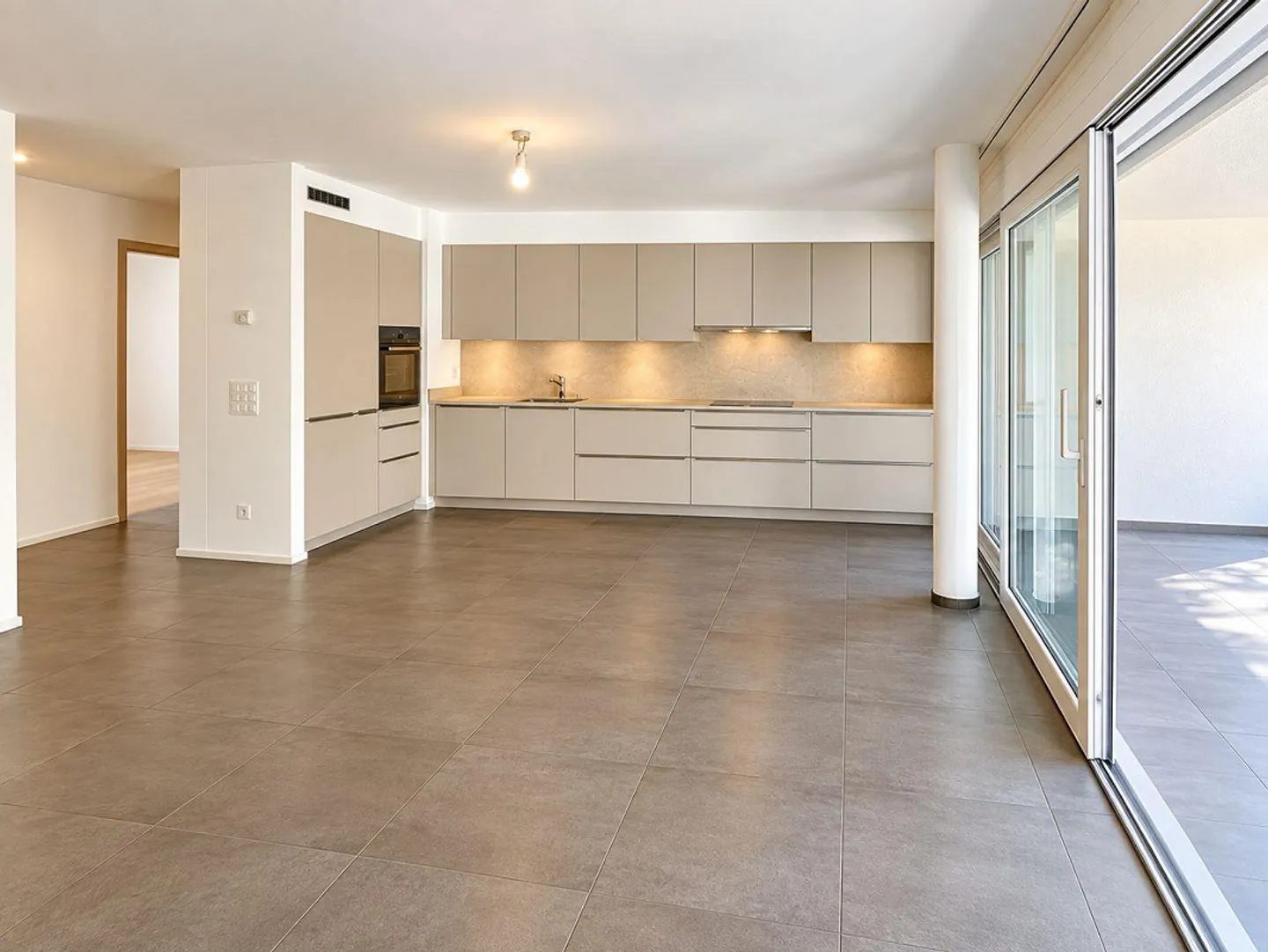 Wunderschöne 4,5 Zimmer in Tenero: eine Wohnung mit dem Komfort eines Hauses! - Foto 2 von 12