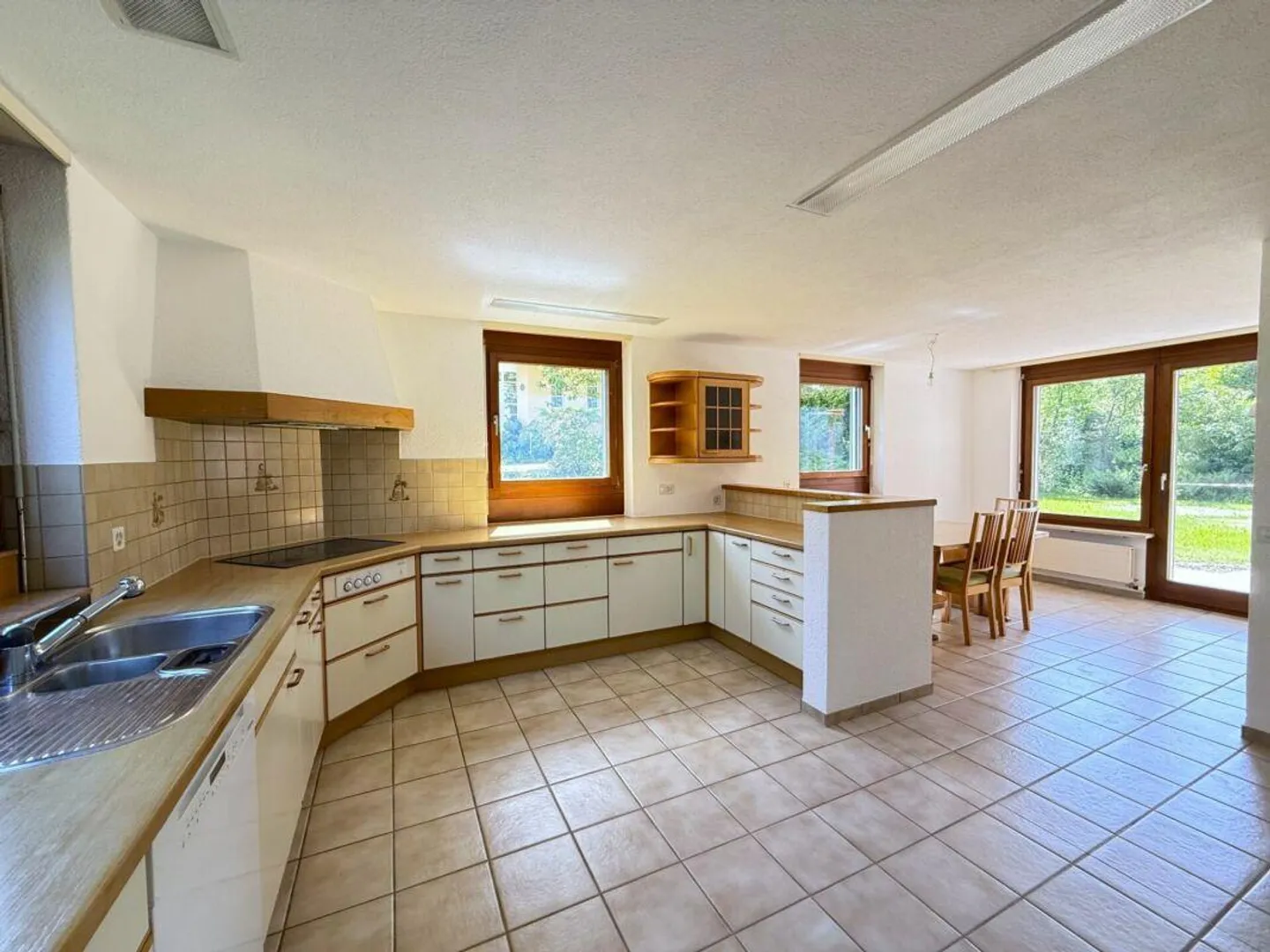 Spacious and Detached 9 1/2-Room Single-Family House - Nature-Friendly Living Close to the City - Photo 4 of 18