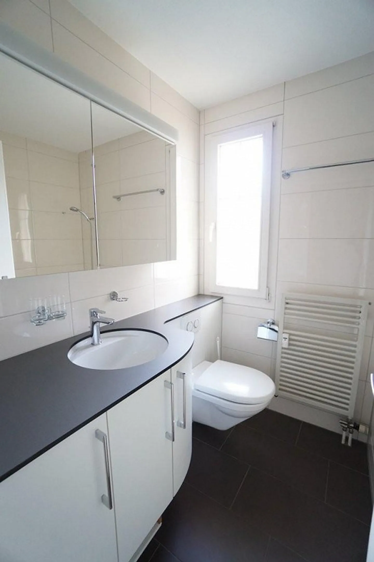 Appartement 4.5 pièces dans un charmant immeuble collectif - Photo 2 sur 7