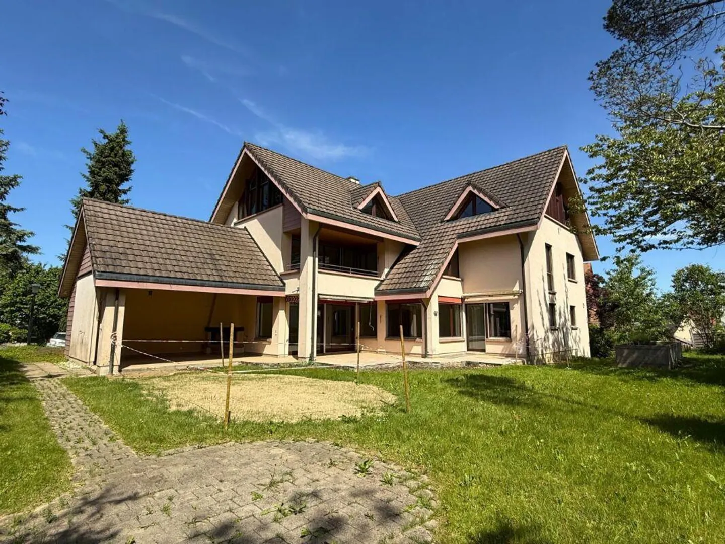 Spacious and Detached 9 1/2-Room Single-Family House - Nature-Friendly Living Close to the City - Photo 2 of 18
