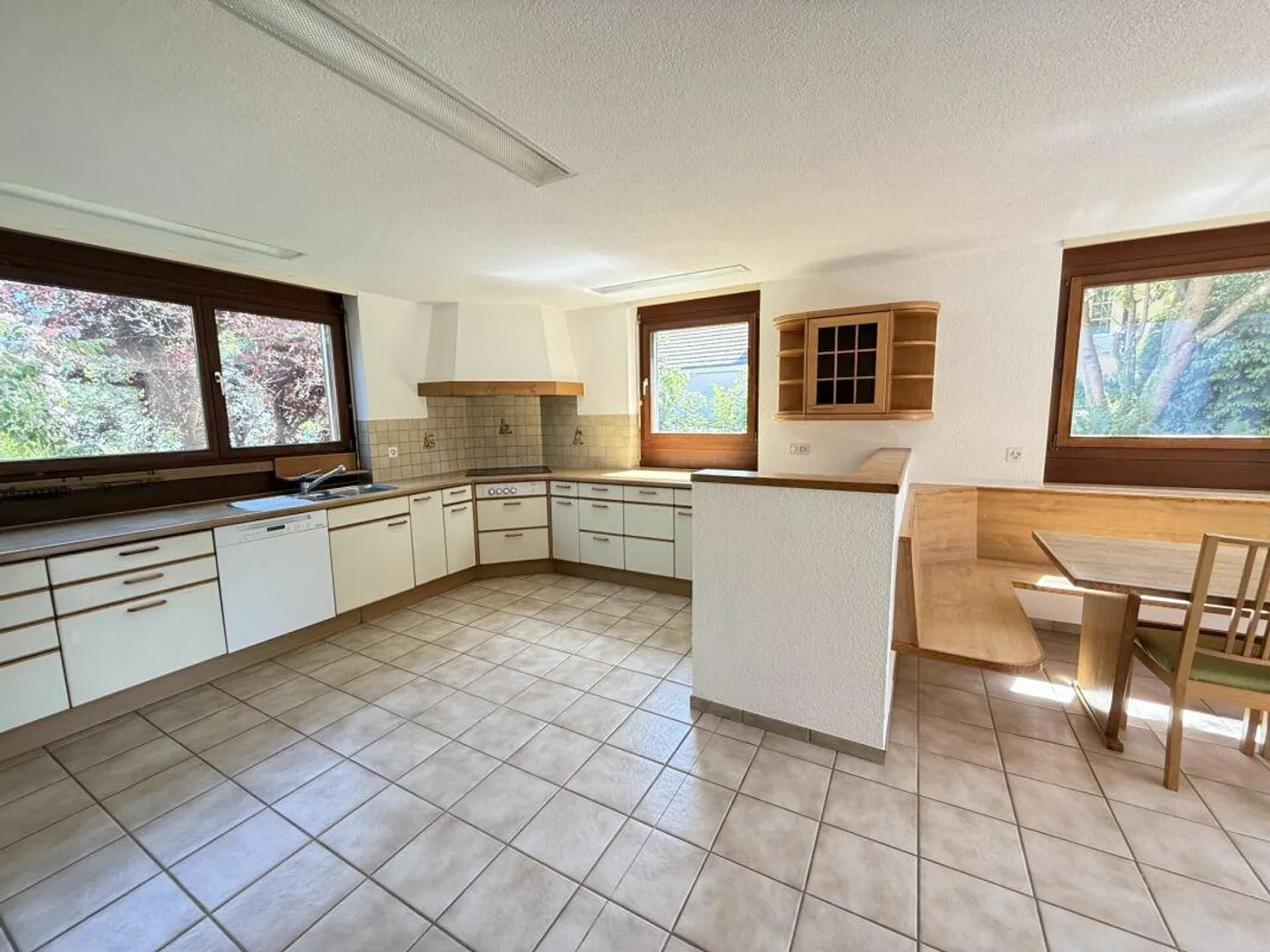 Spacious and Detached 9 1/2-Room Single-Family House - Nature-Friendly Living Close to the City - Photo 3 of 18