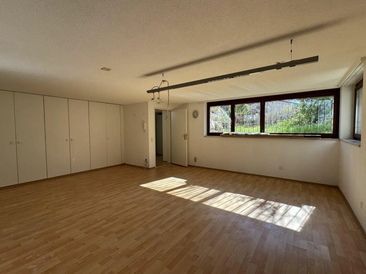 Spacious and Detached 9 1/2-Room Single-Family House - Nature-Friendly Living Close to the City - Photo 14 of 18