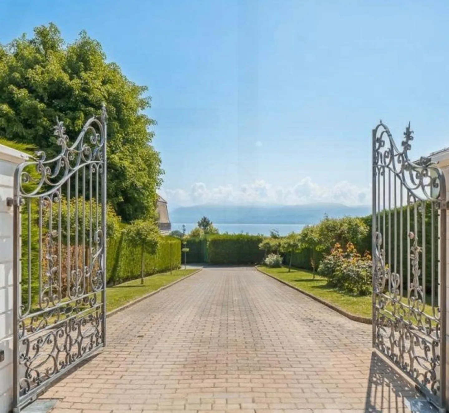 Elegant detached house with stunning views - Photo 1 of 11