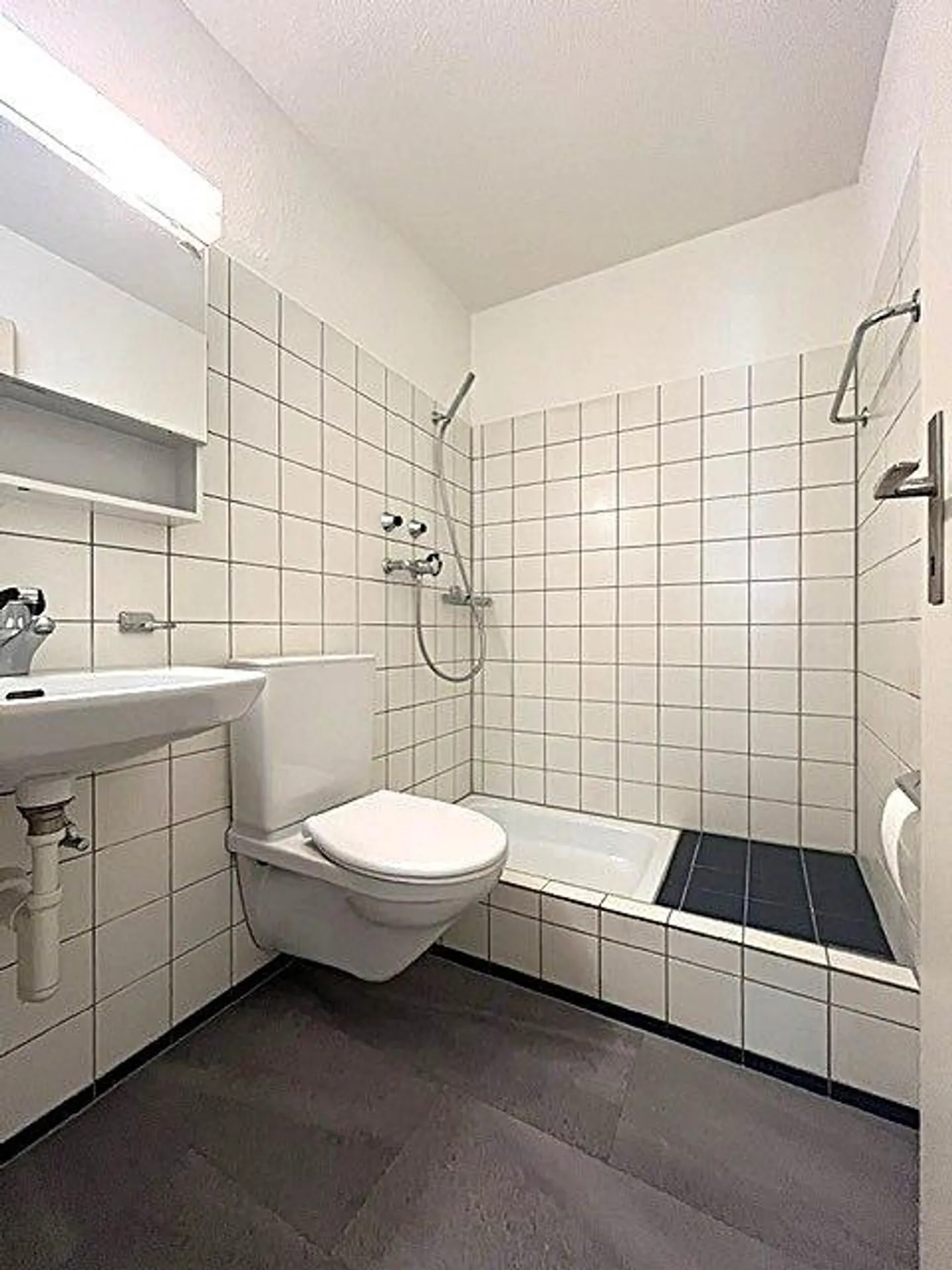 Newly renovated apartment with fireplace on the top floor - Photo 8 of 11