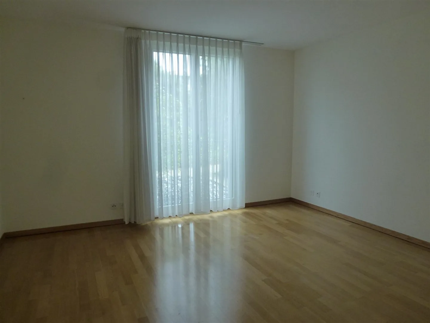 3.5-Room Garden Apartment in a Quiet Location - Photo 5 of 10