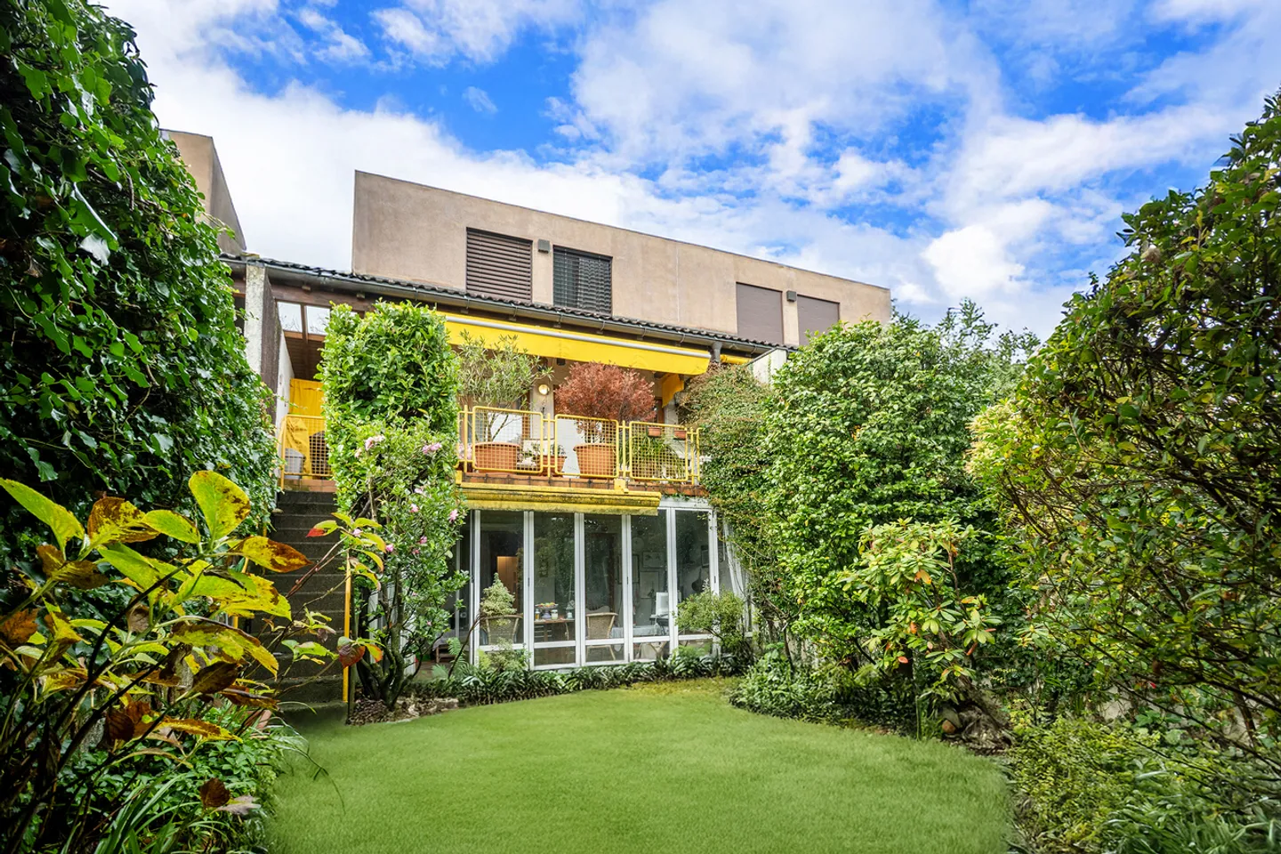 Maison mitoyenne avec jardin - Photo 1 sur 8