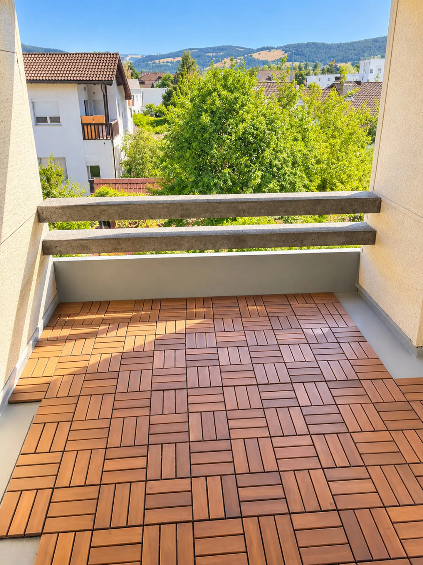 Modern Apartment with Balcony - Photo 4 of 6