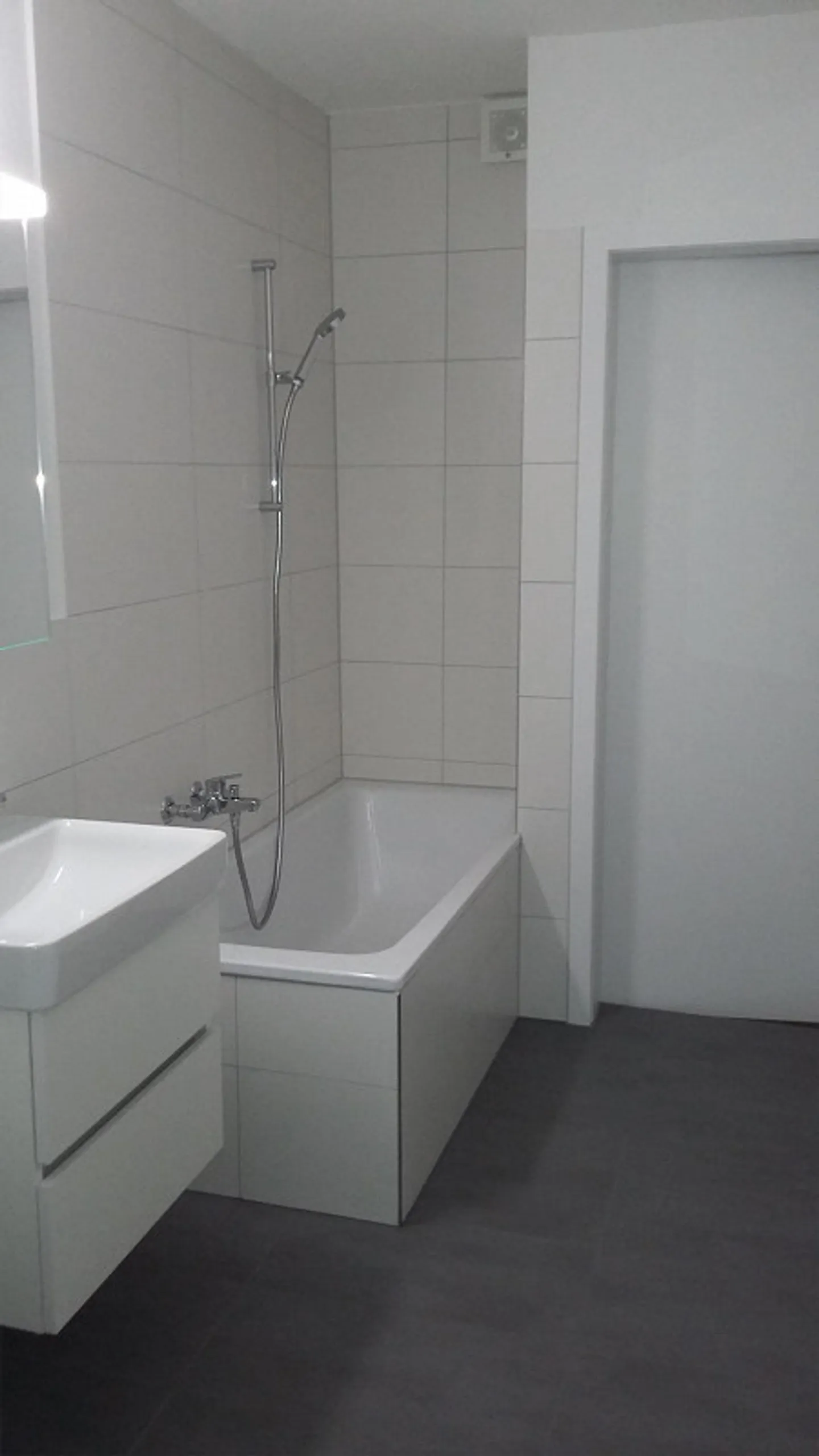 4 Room Apartment (Raised Ground Floor) - Photo 5 of 9