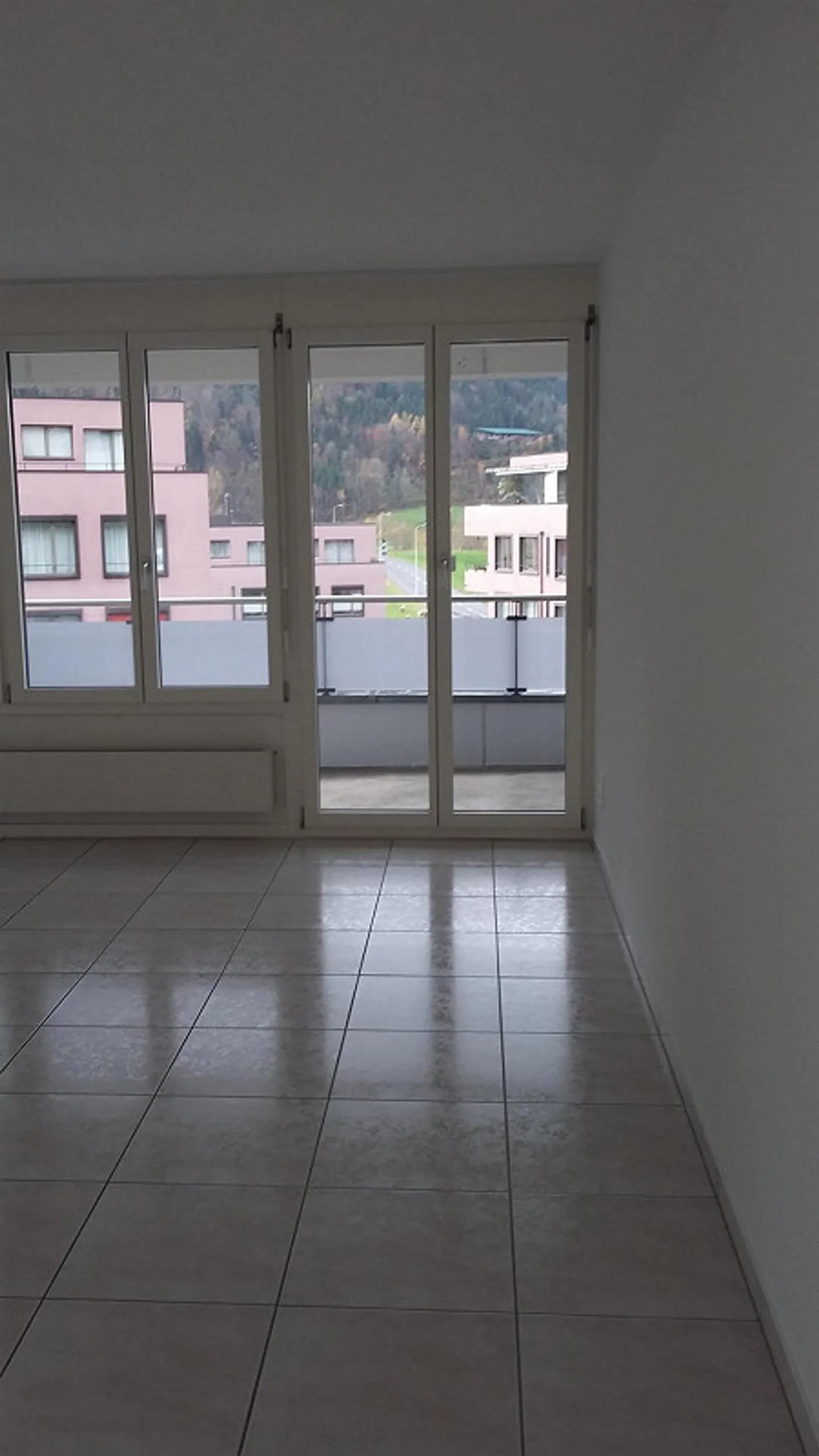 4 Room Apartment (Raised Ground Floor) - Photo 8 of 9