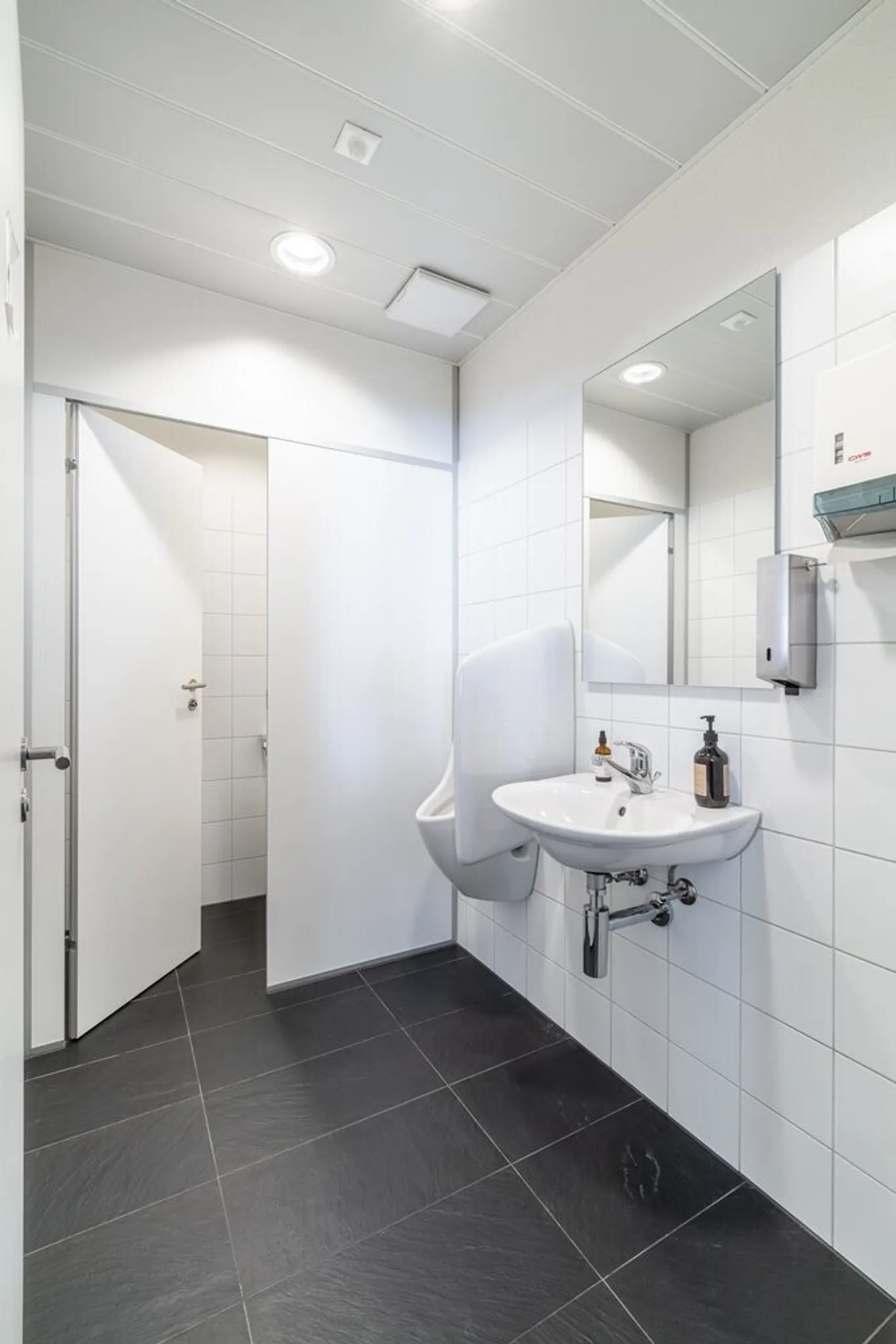 Spazio ufficio attraente - la nuova casa per la tua azienda! - Foto 7 di 8