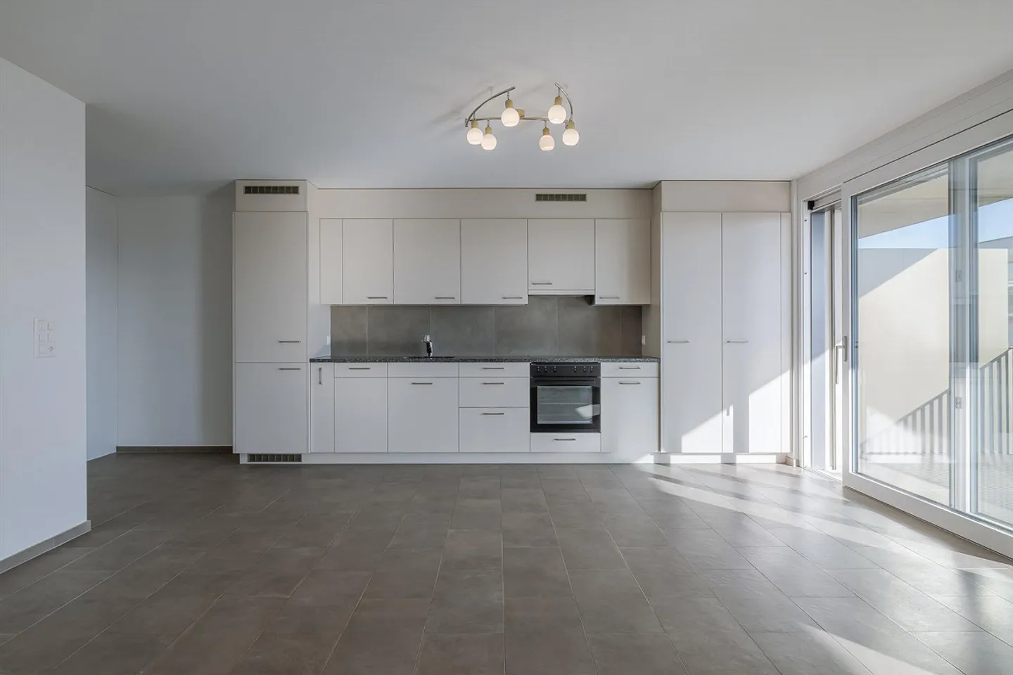 Belle appartement de 2½ pièces au bord du lac de Bienne - Täuffelen - Photo 3 sur 12